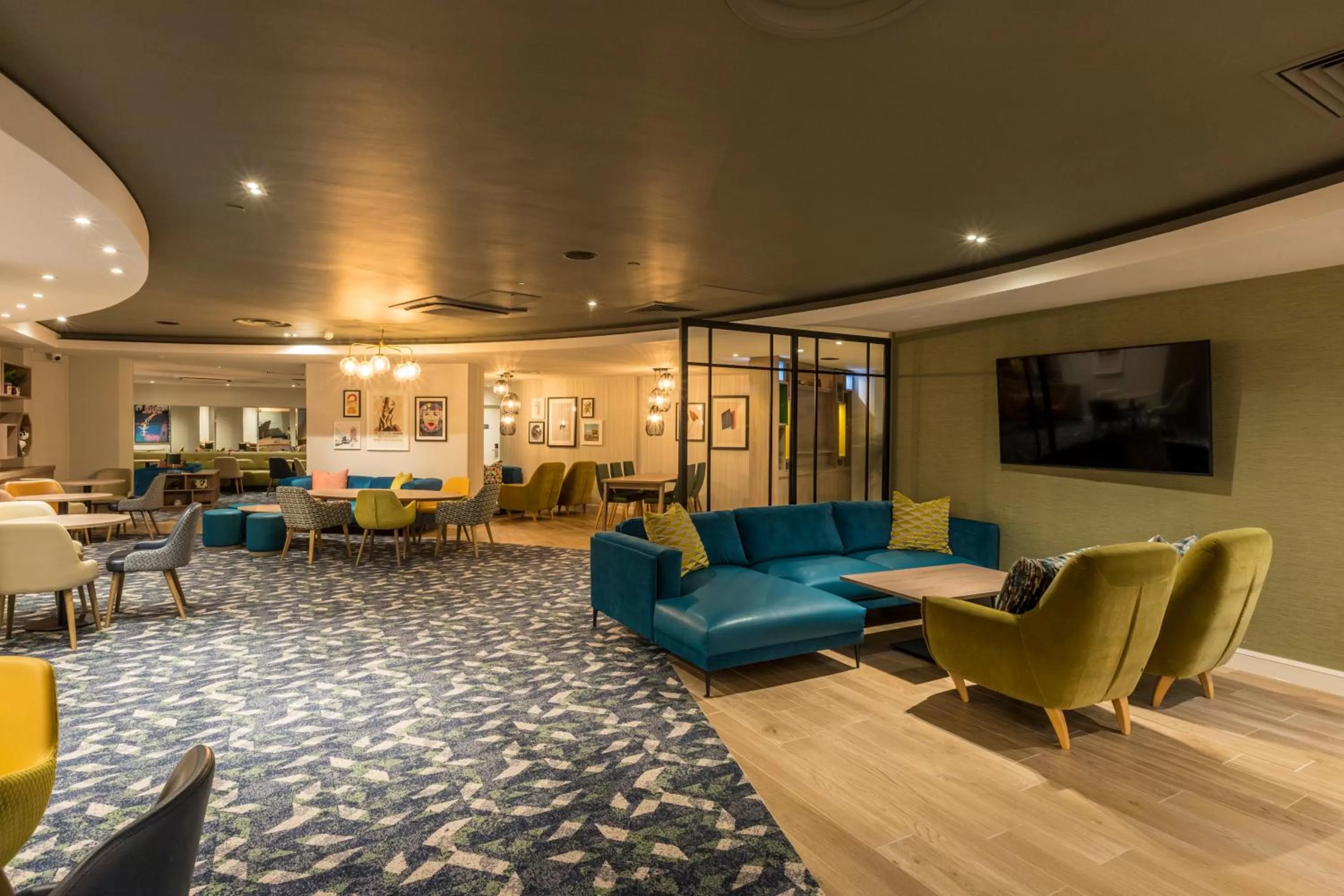 Lounge or bar in Holiday Inn London - Regent's Park by IHG
