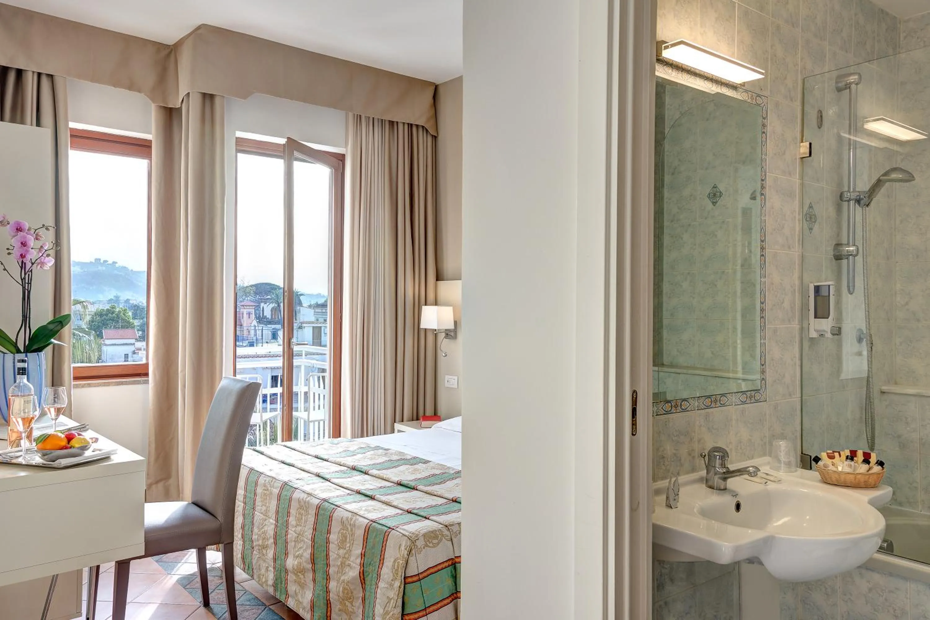 Photo of the whole room, Bed in Hotel Caravel