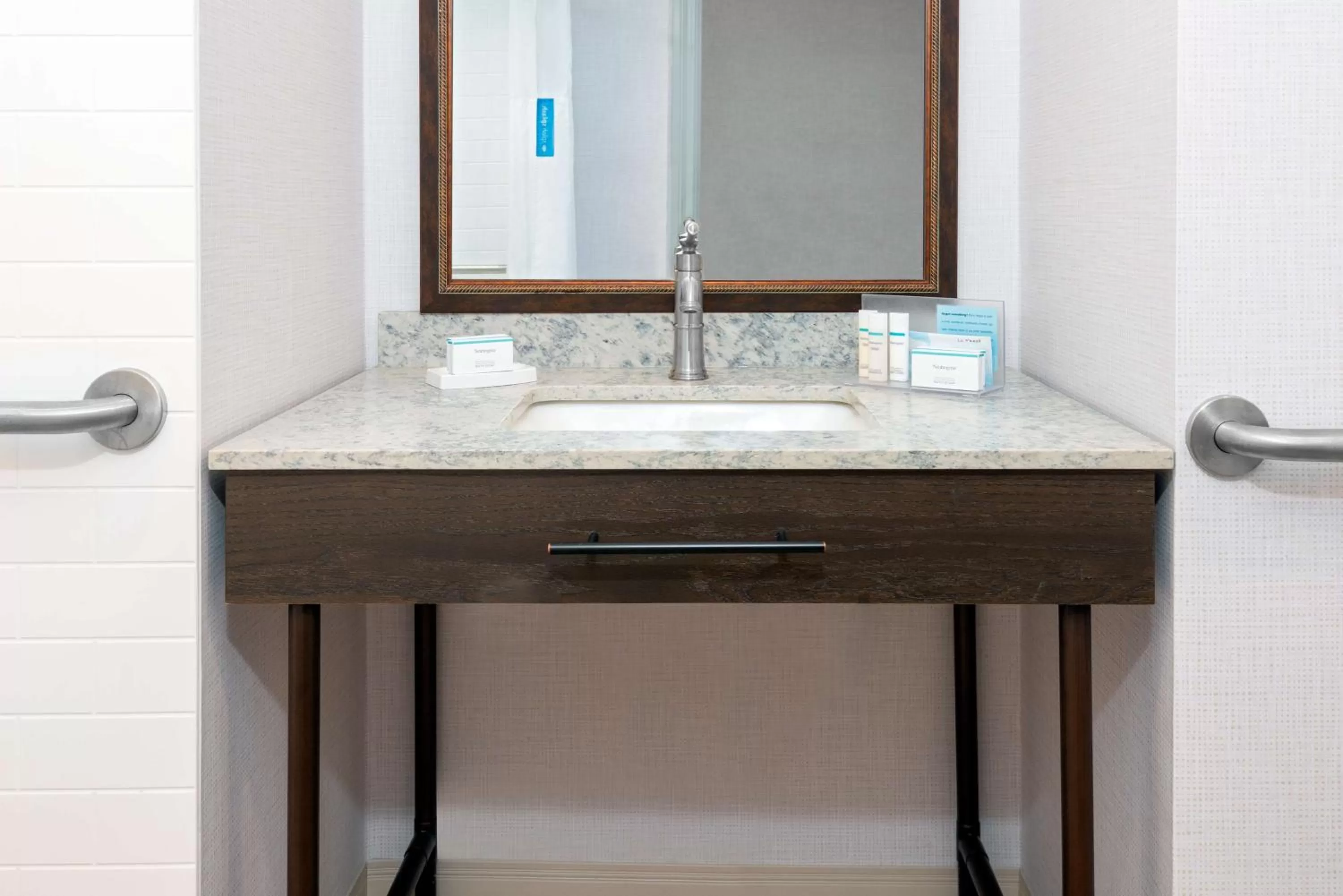 Bathroom in Hampton Inn Buffalo-Williamsville