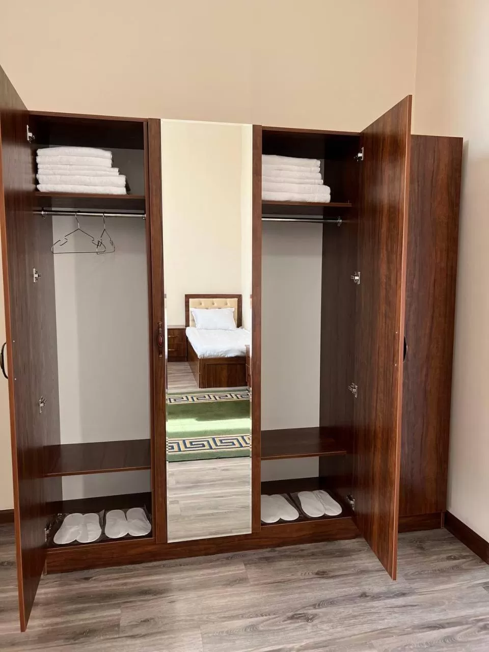 wardrobe in Samarabonu Hotel