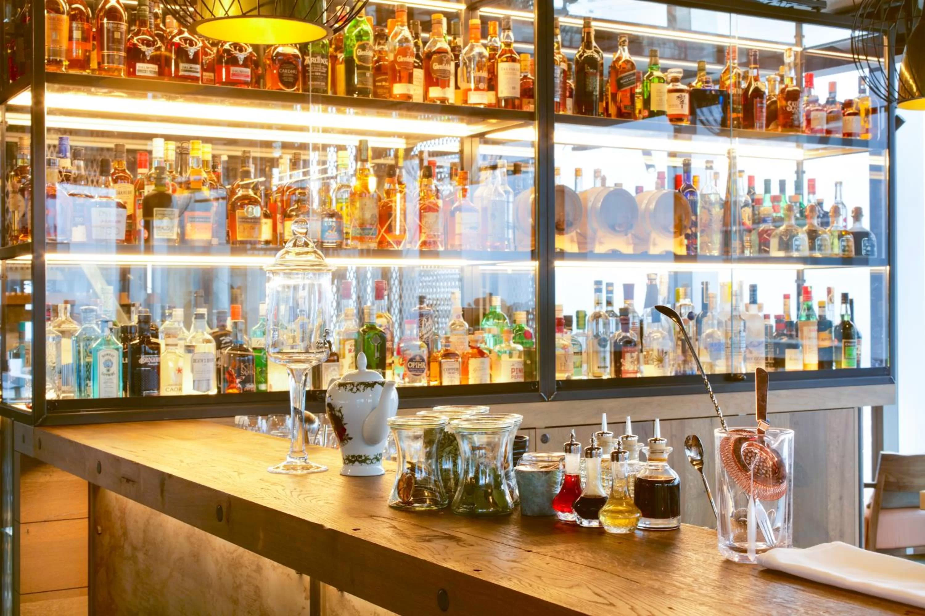 Lounge or bar in Novotel London Canary Wharf