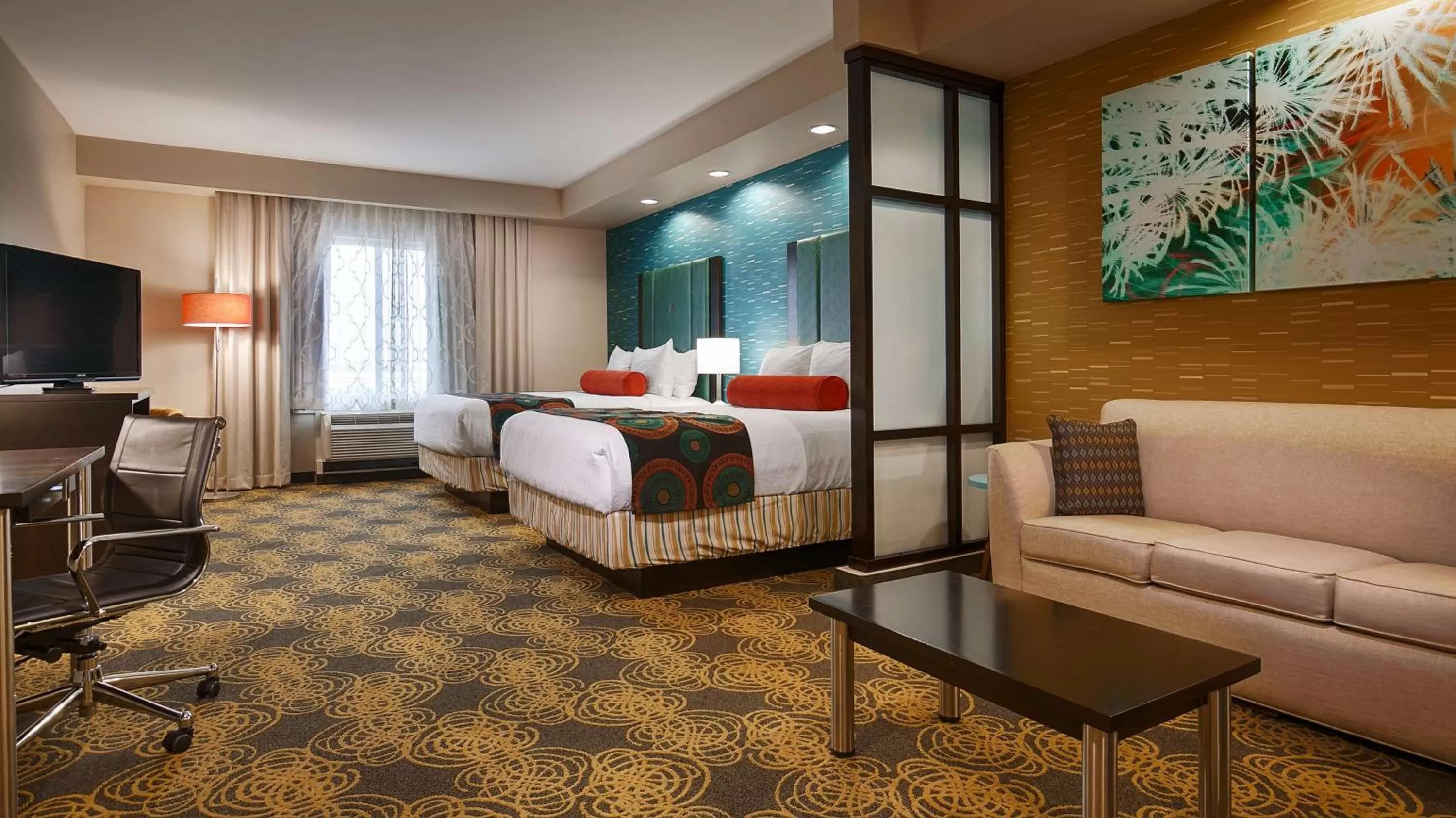 Photo of the whole room, Bed in Best Western Premier Ashton Suites - Willowbrook