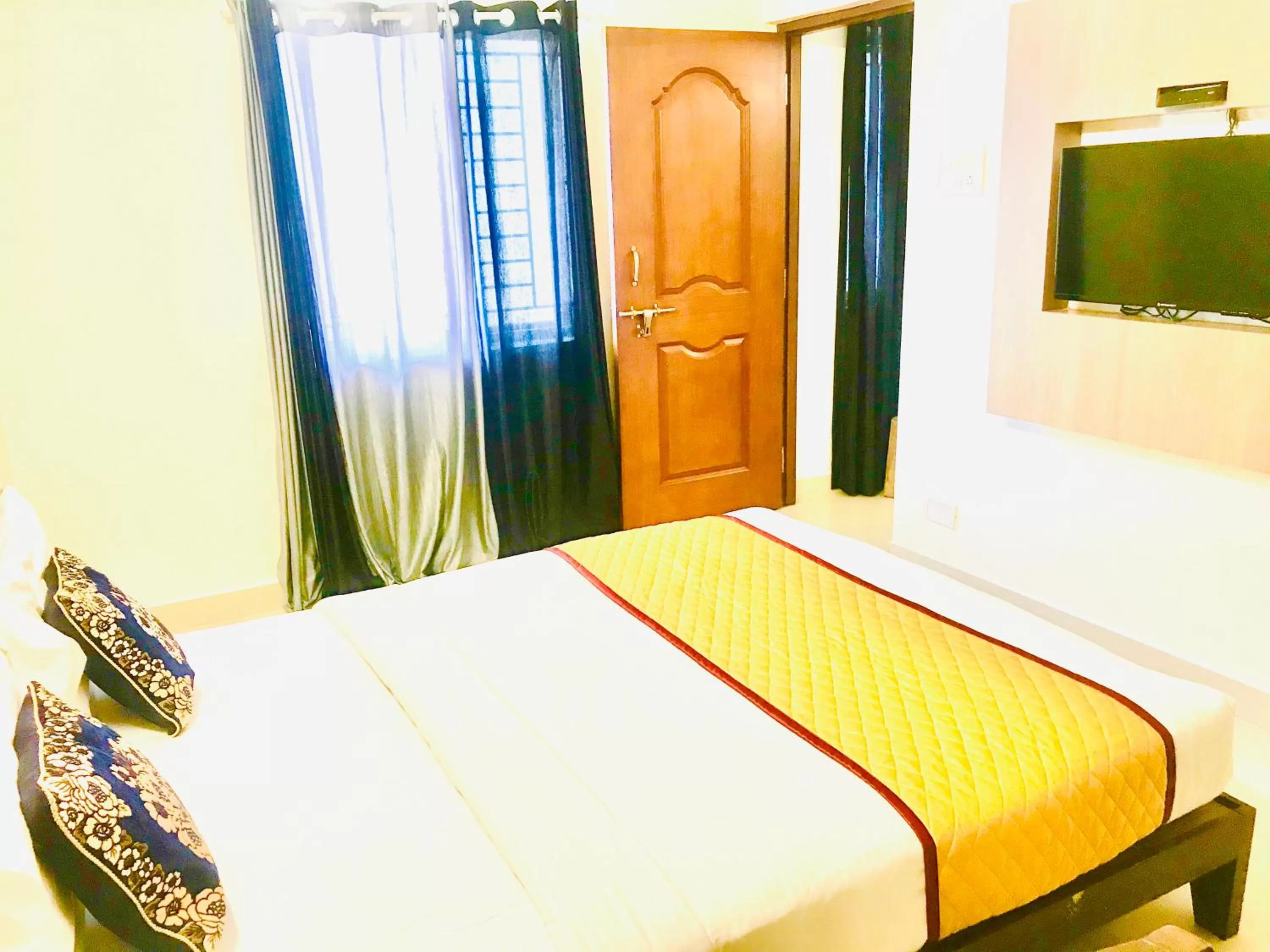 Bed in Hotel Half Moon Chennai