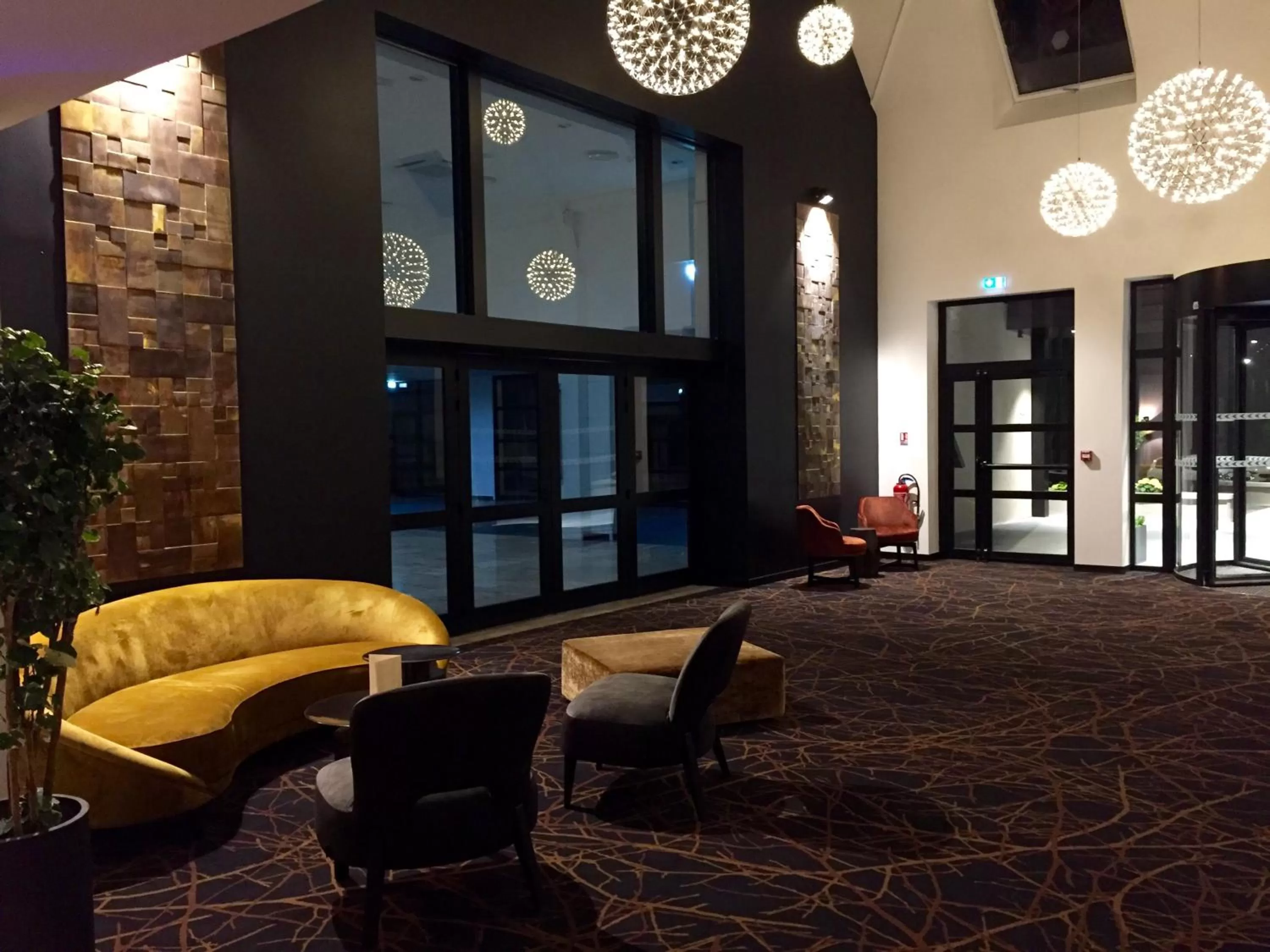 Lobby or reception in Best Western L'Aquarium Arras Nord