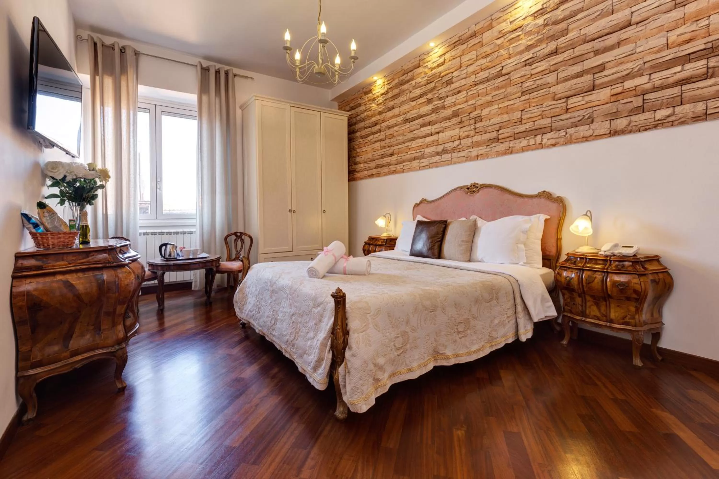 Photo of the whole room, Bed in Little Rhome Suites