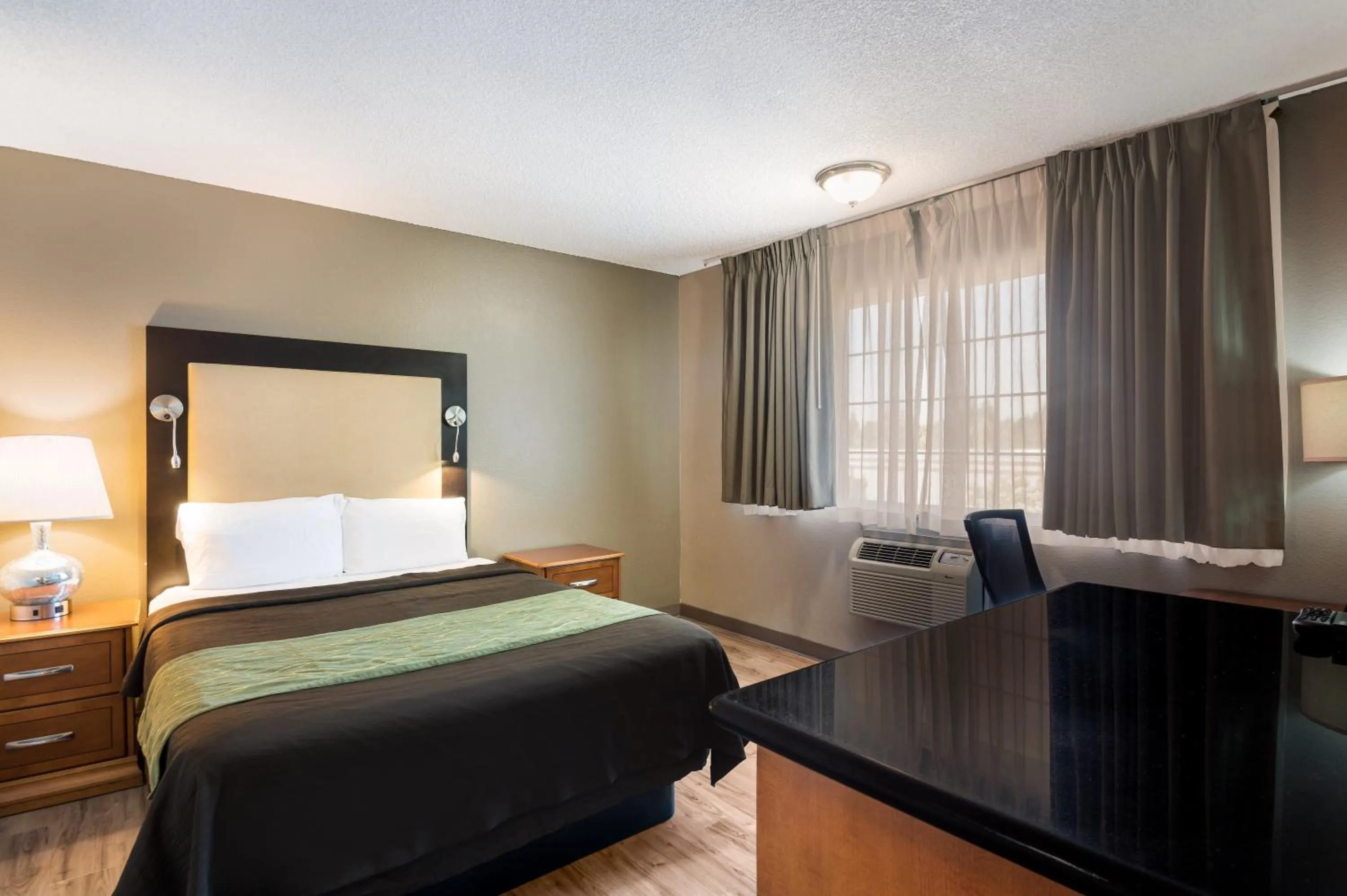 Bed in Rodeway Inn & Suites Portland West - Beaverton