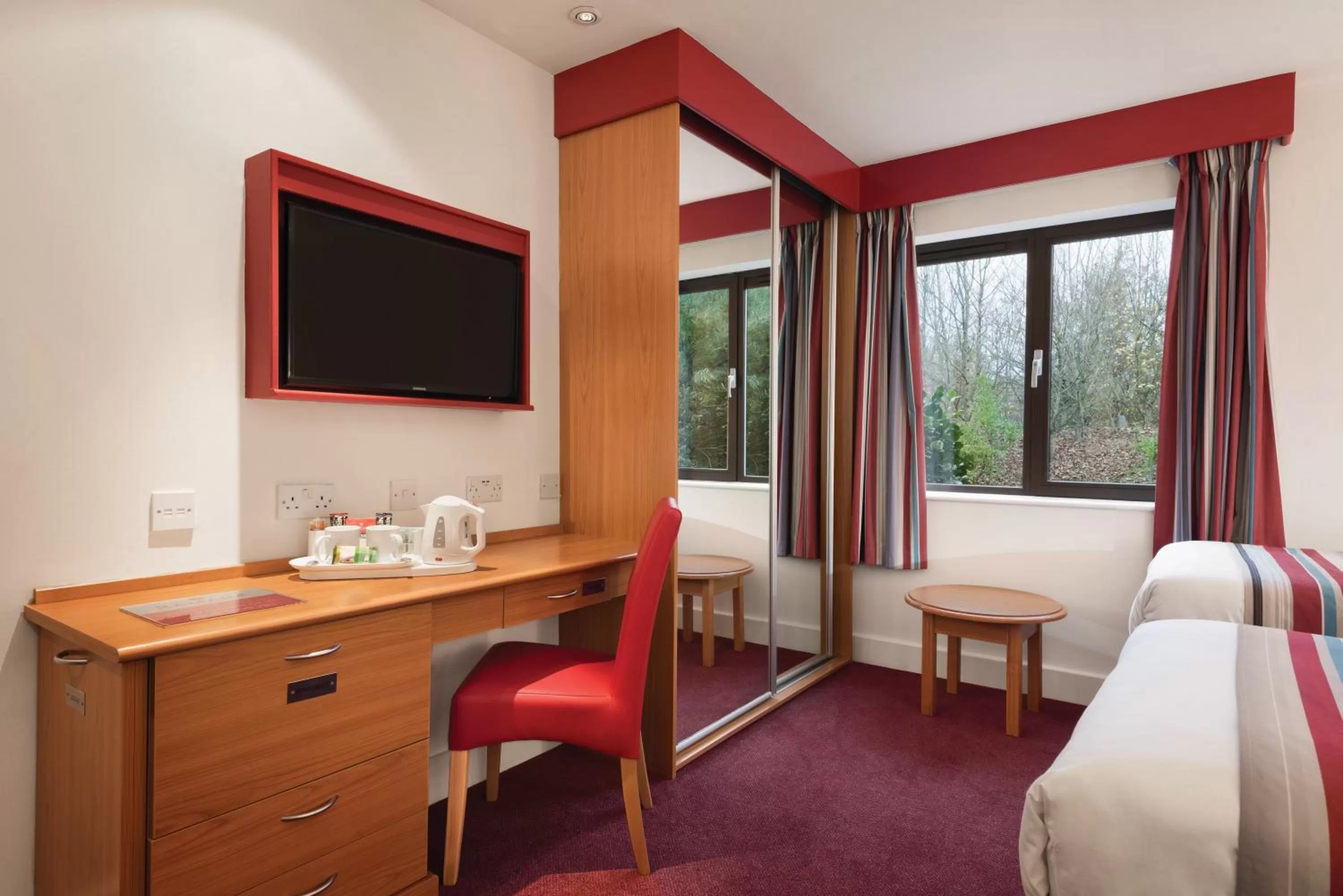 Coffee/tea facilities, Bed in Ramada Cambridge