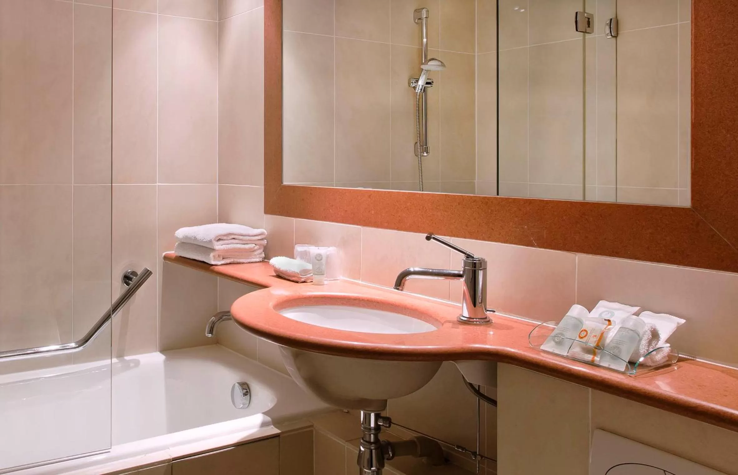 Bathroom in Hôtel Paris Louvre Opéra