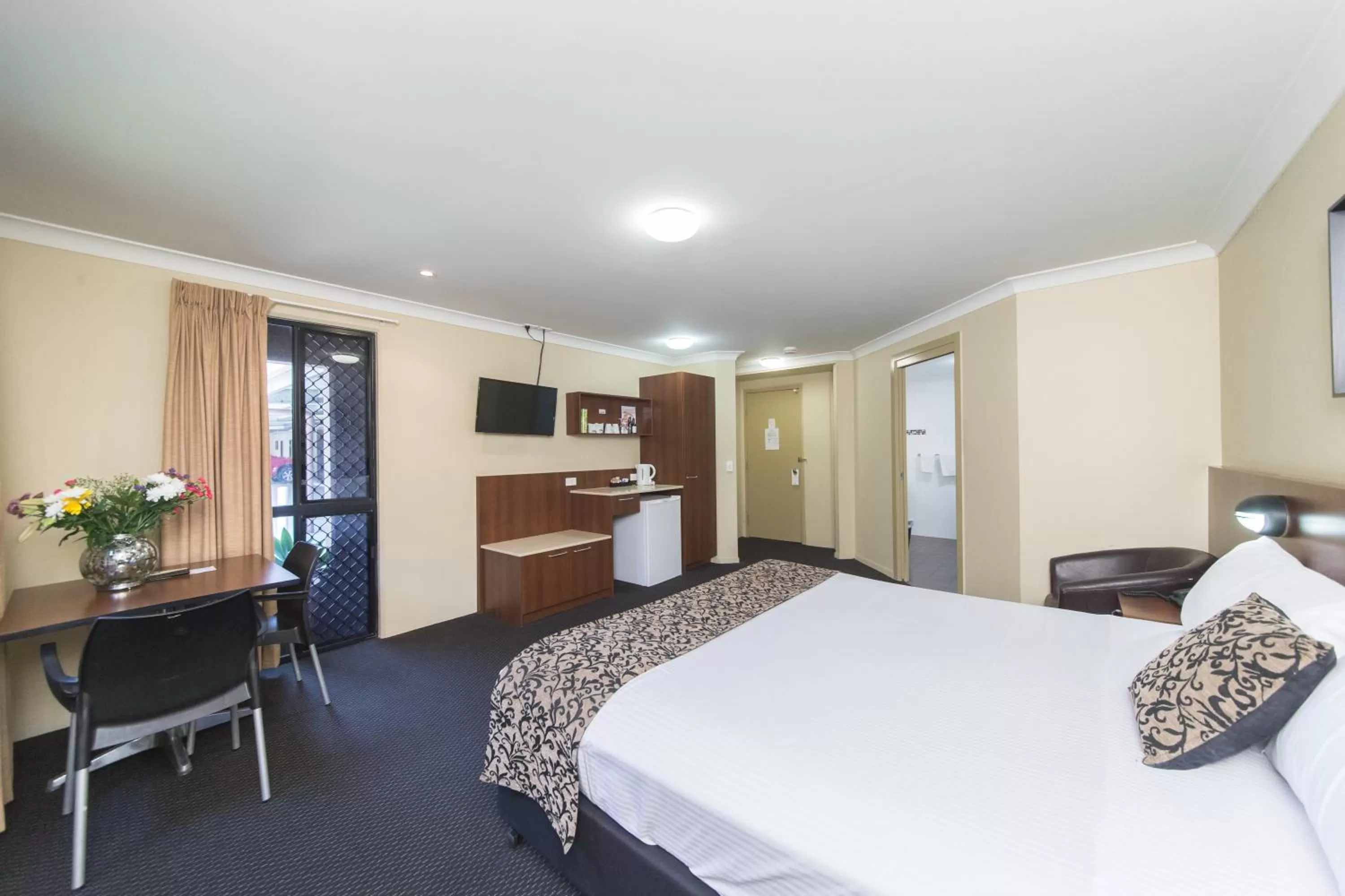 Bed in Rocky Resort Motor Inn