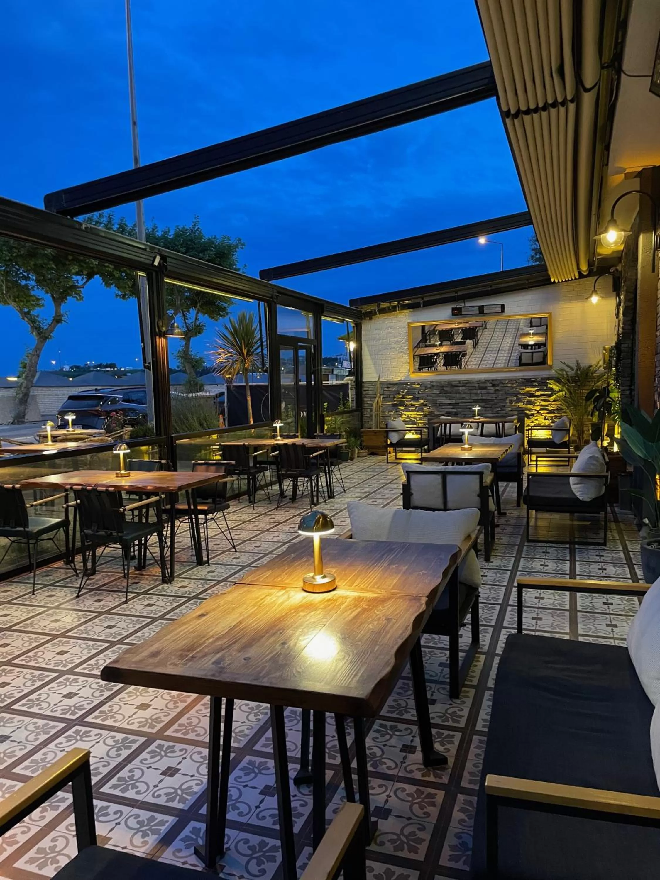 Restaurant/places to eat in 8 Rooms Hotel