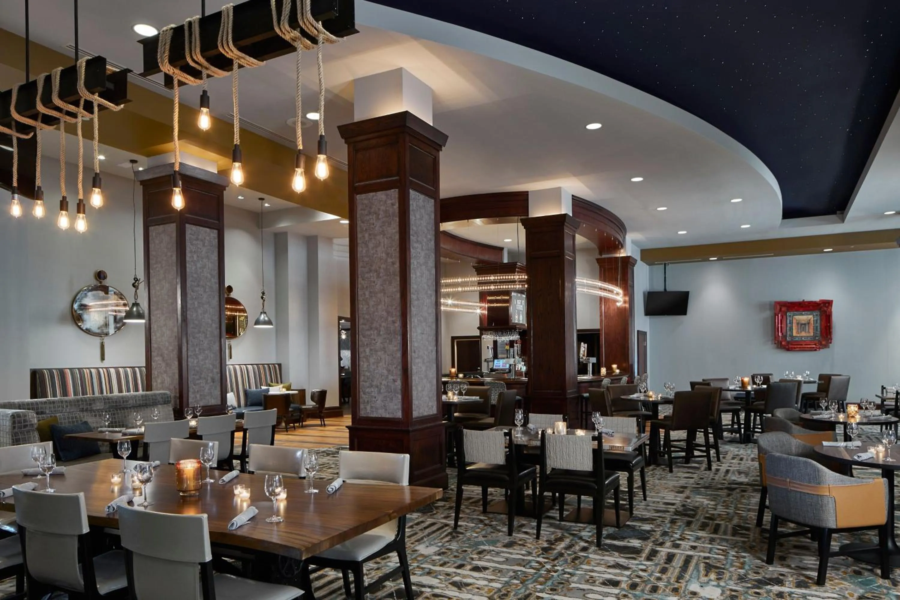 Restaurant/places to eat in Renaissance Mobile Riverview Plaza Hotel