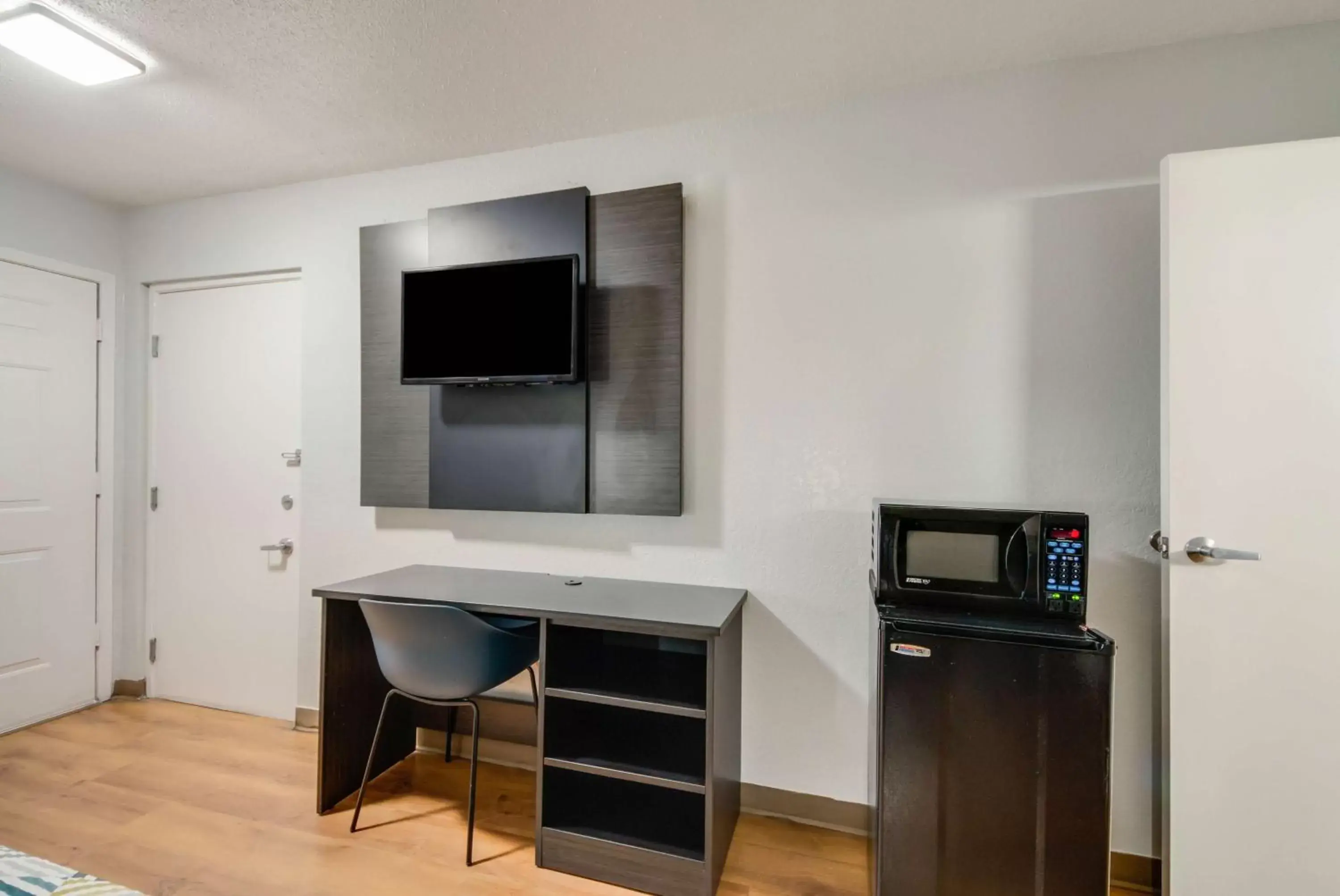 Queen Room with Two Queen Beds - Disability Access in Motel 6-Laredo, TX - North I-35 Queen Room with Two Queen Beds - Disability Access in Motel 6-Laredo, TX - North I-35