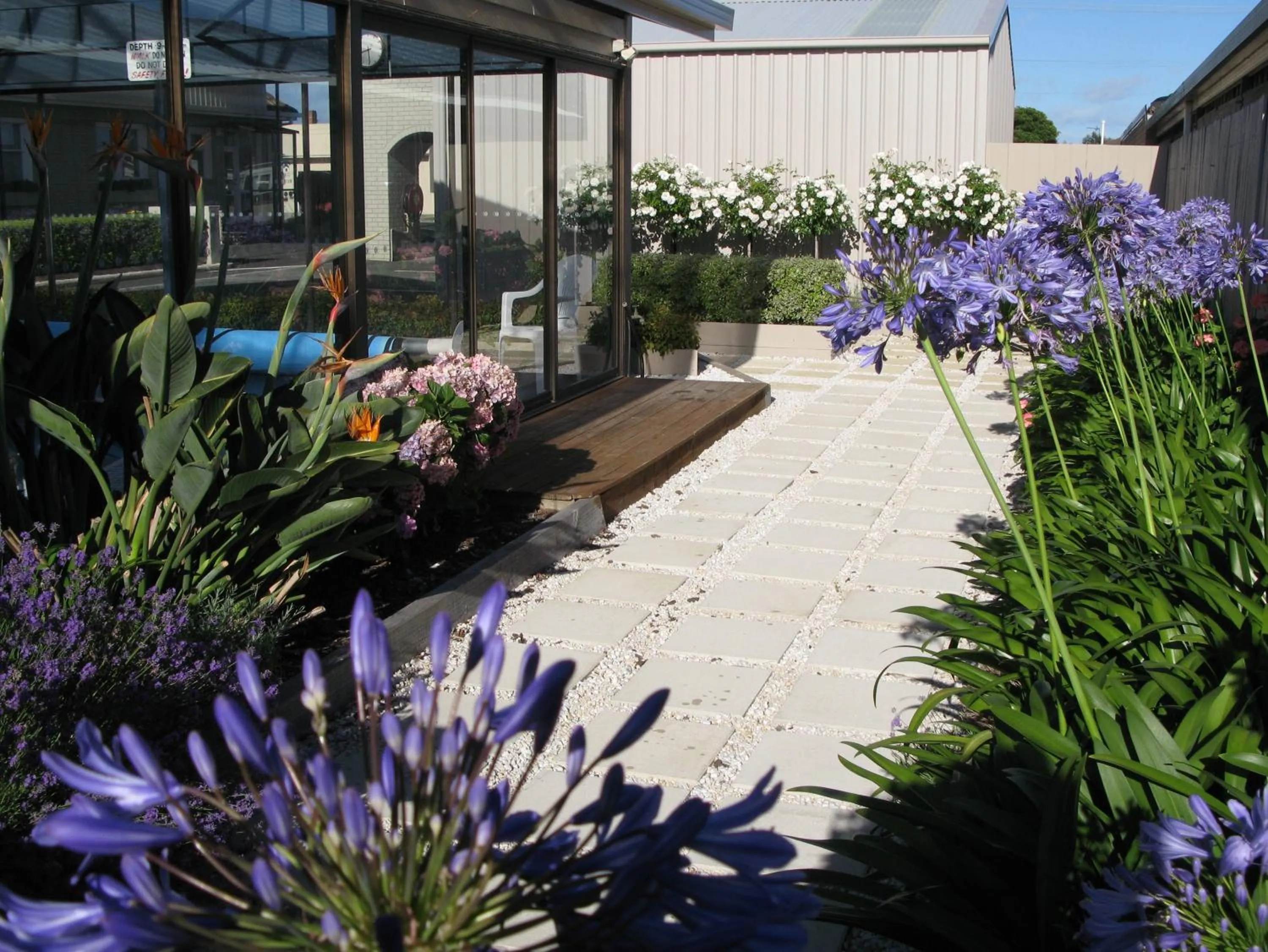 Garden view in Barclay Motor Inn