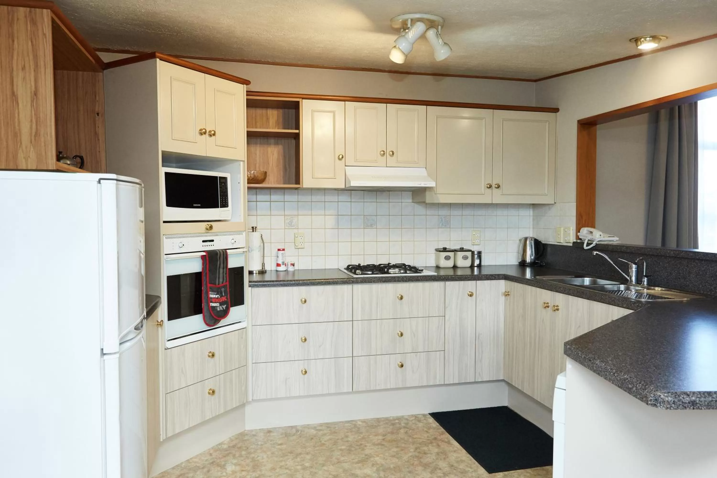 Kitchen or kitchenette in Admiral Court Motel & Apartments