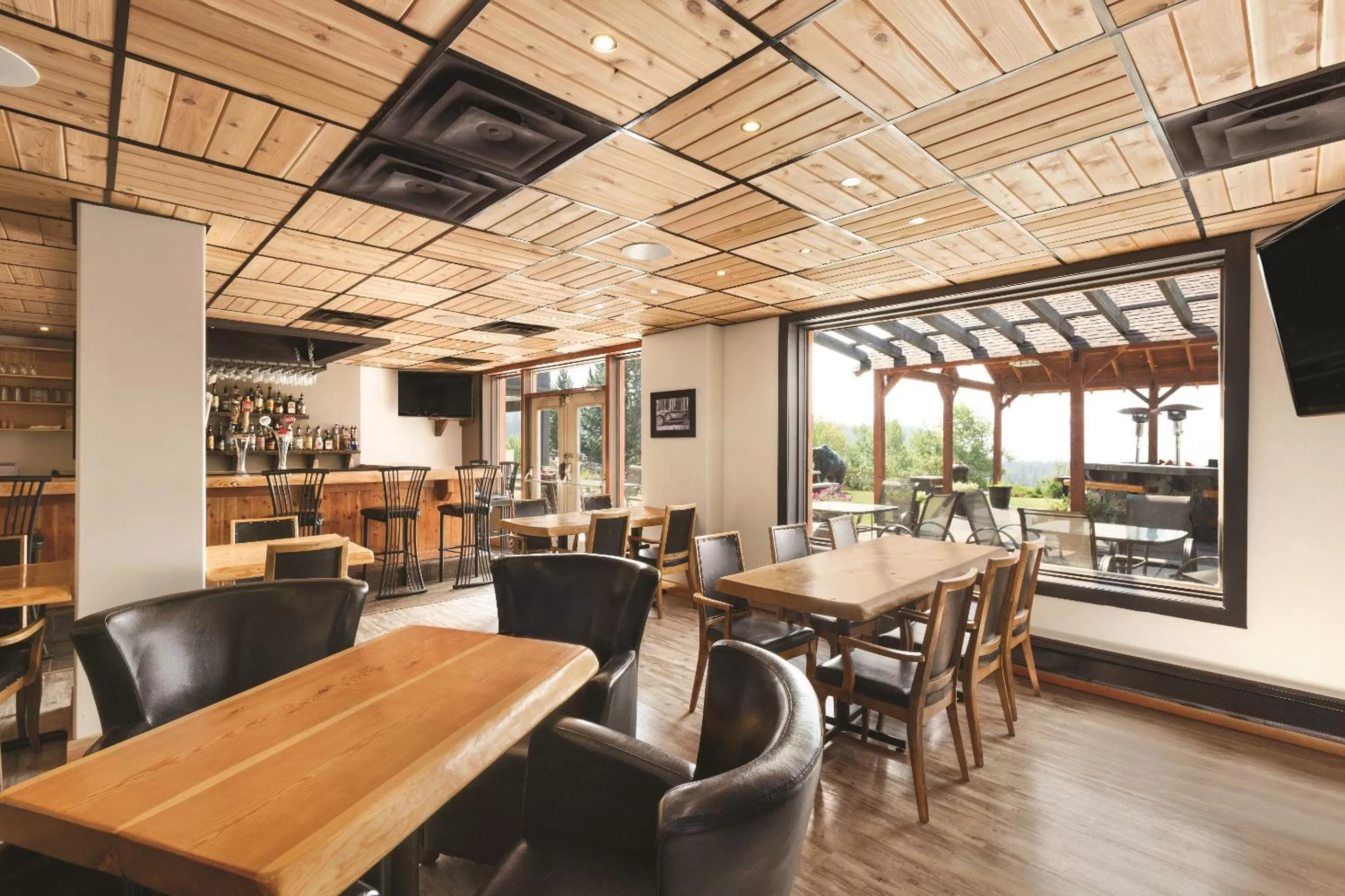 Restaurant/places to eat in Days Inn by Wyndham Golden