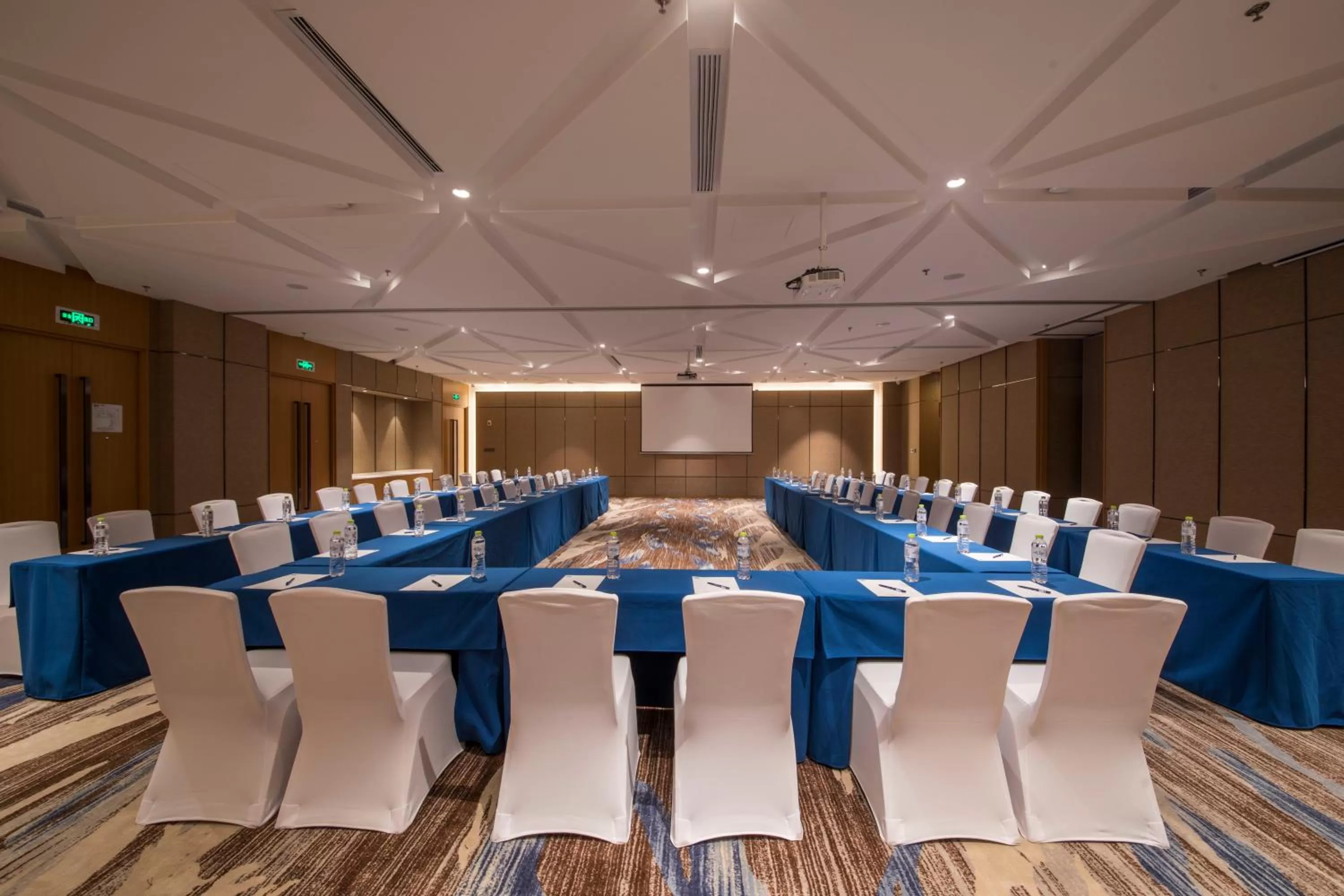 Meeting/conference room in Holiday Inn Express Qingdao Chengyang Central by IHG