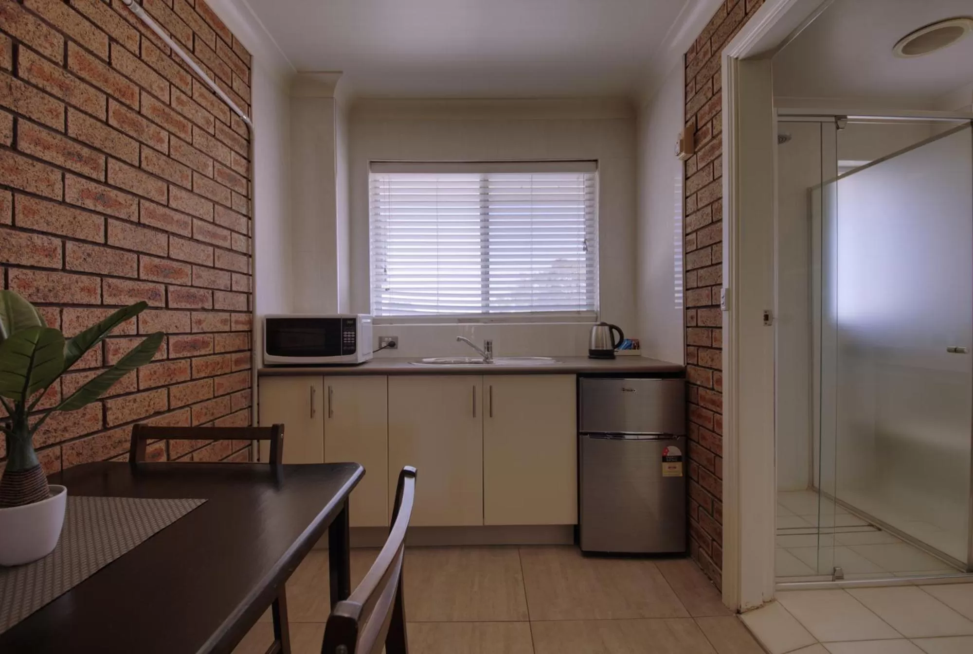 Kitchen or kitchenette in Tuncurry Motor Lodge