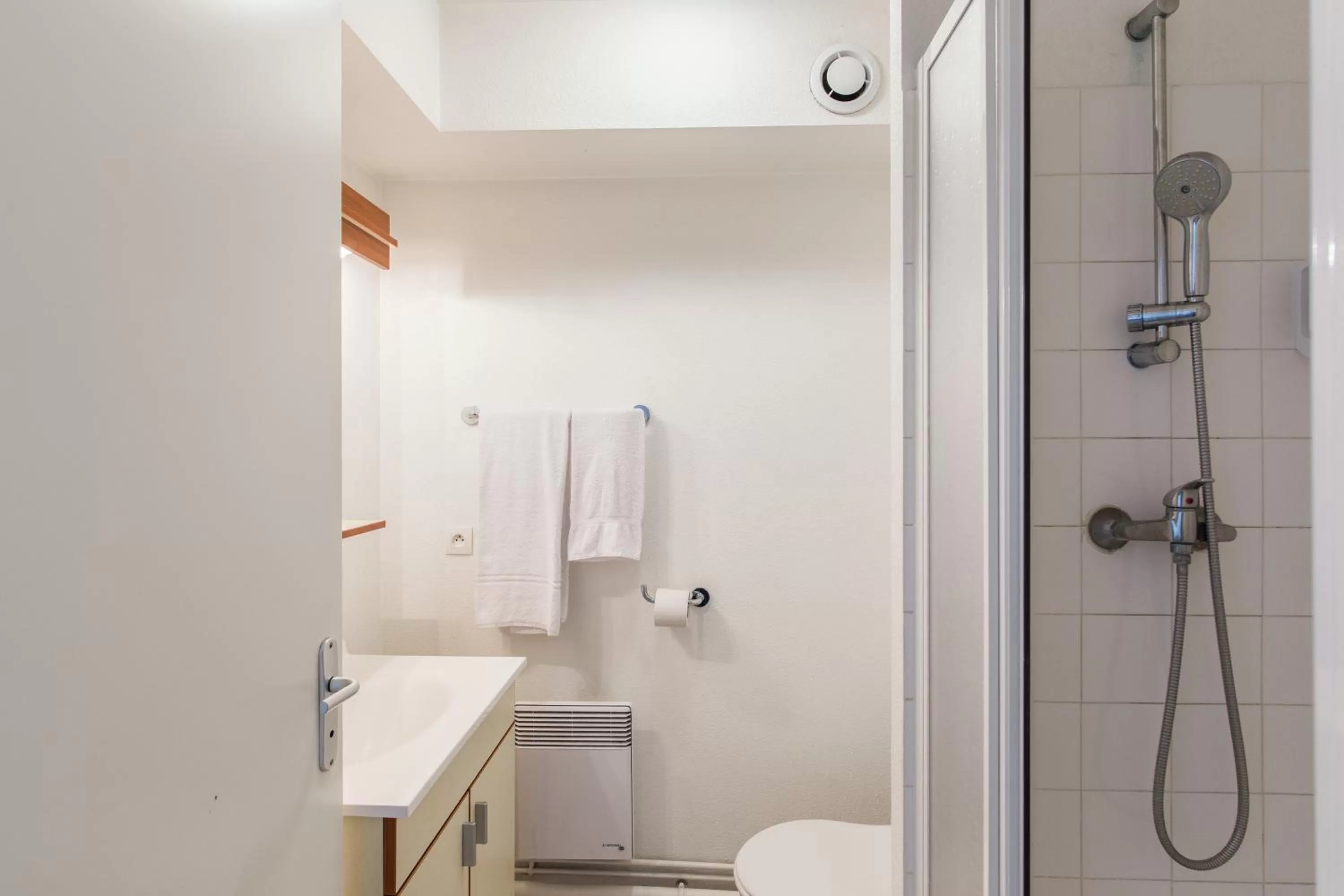 Bathroom in Comfort Aparthotel Le Mans