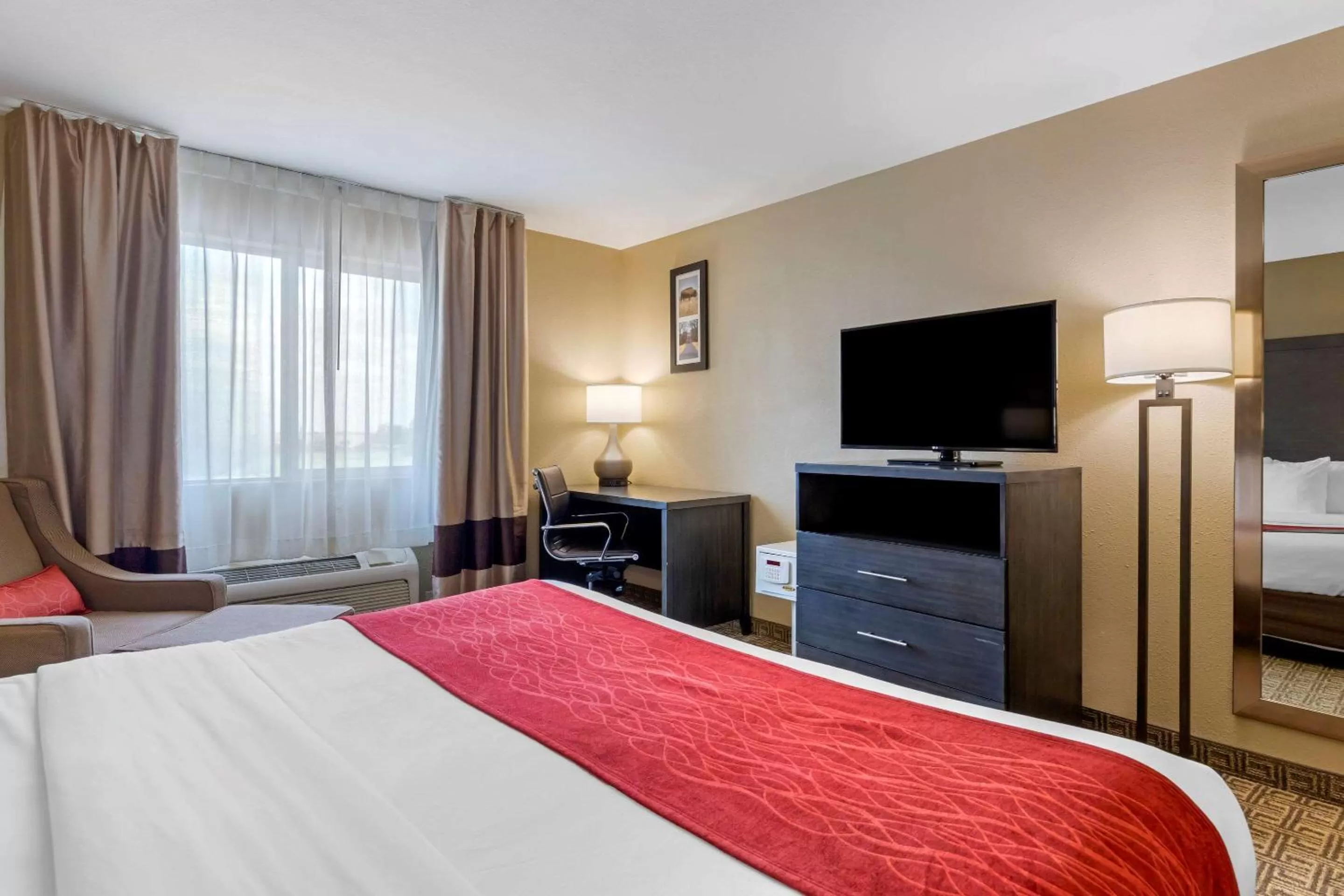 Photo of the whole room, Bed in Comfort Inn & Suites Ponca City near Marland Mansion