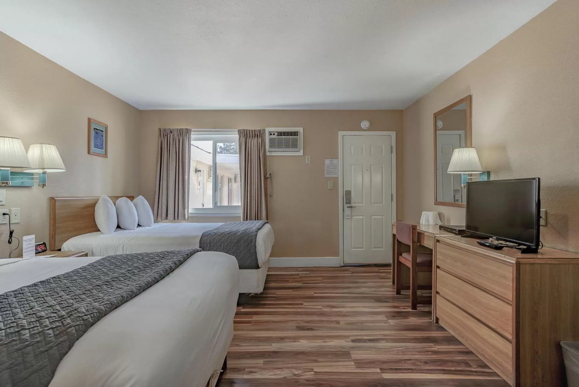 TV and multimedia, Bed in Shasta Pines Motel & Suites