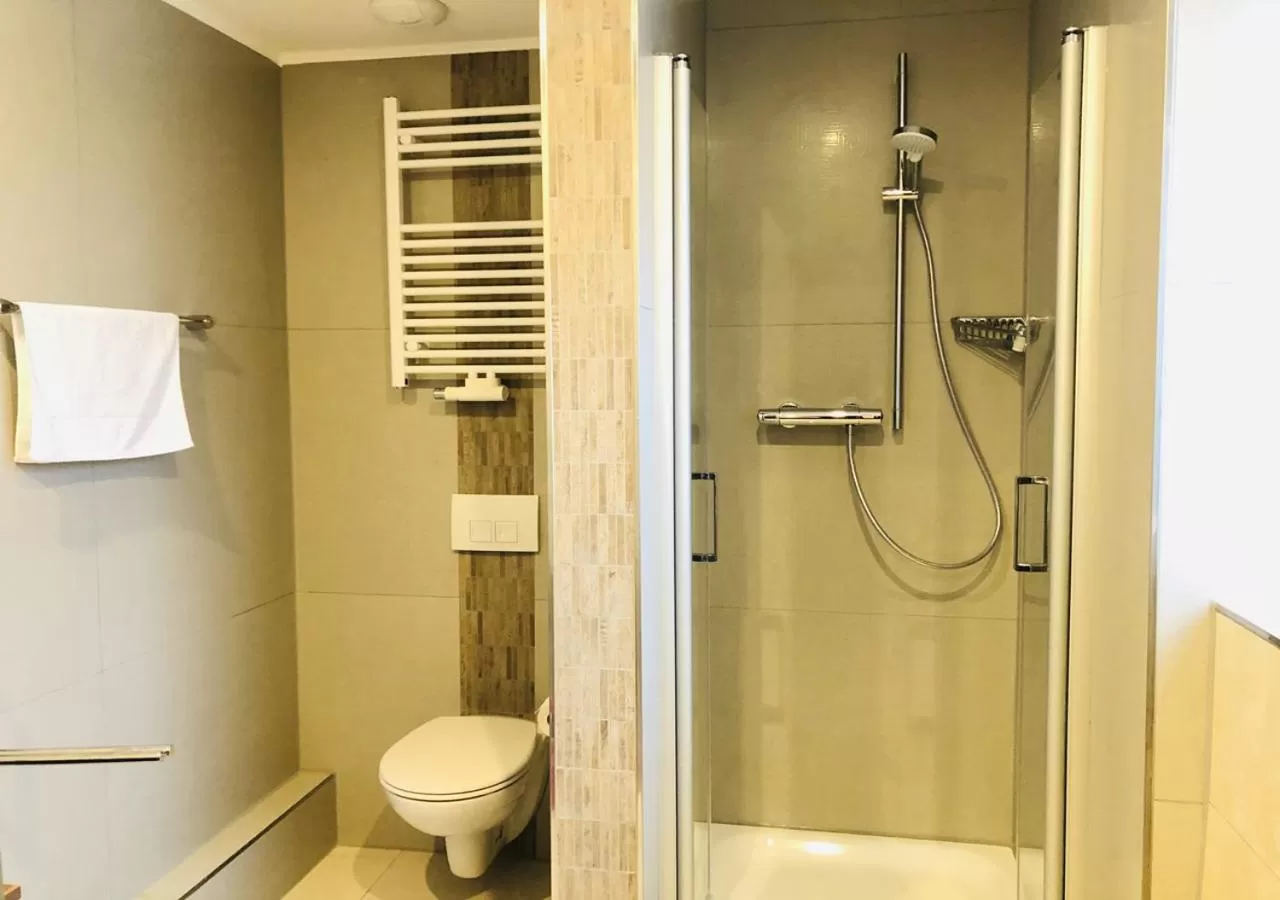 Bathroom in Elbgalerie Hotel