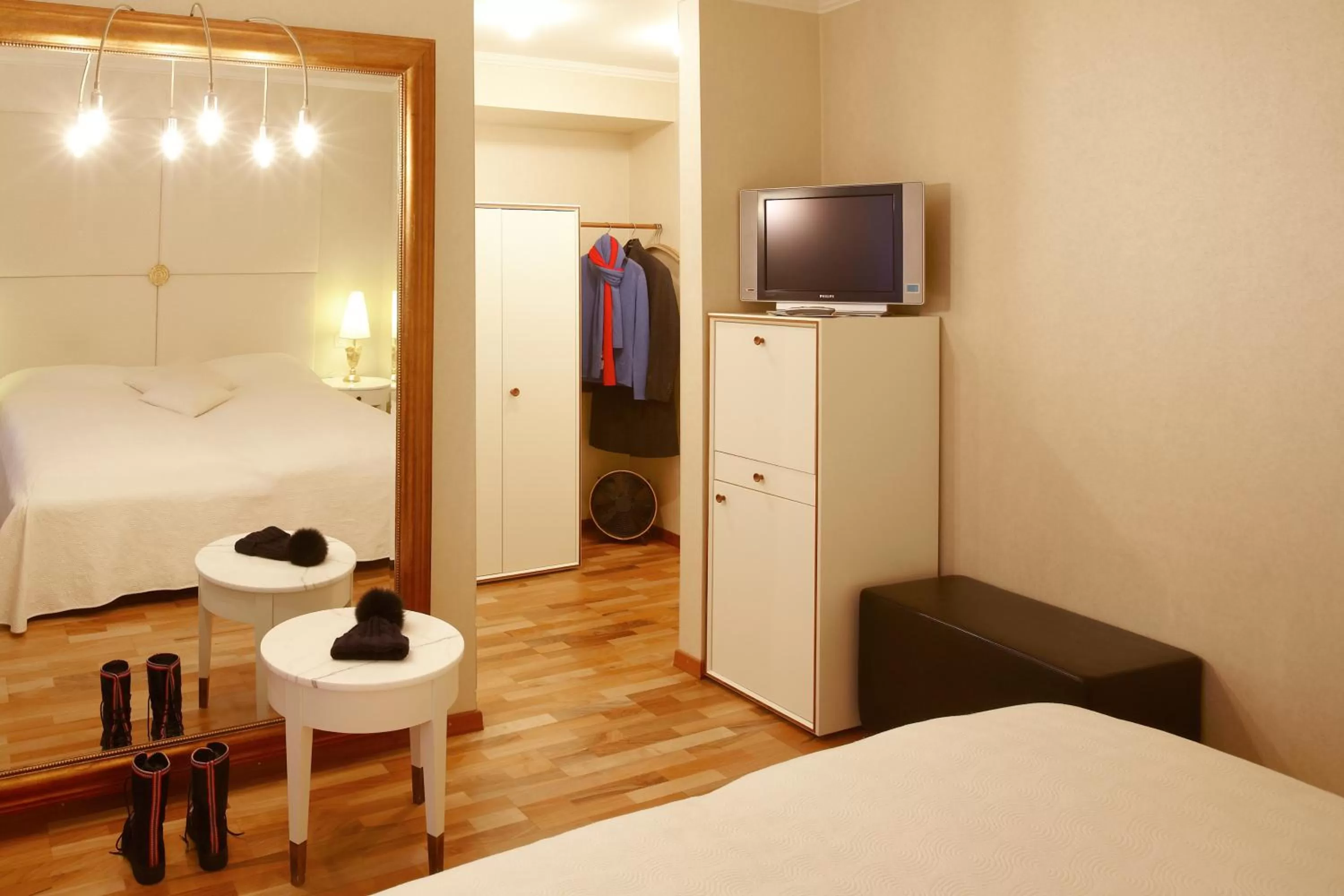 TV and multimedia, Bed in Hotel des Balances