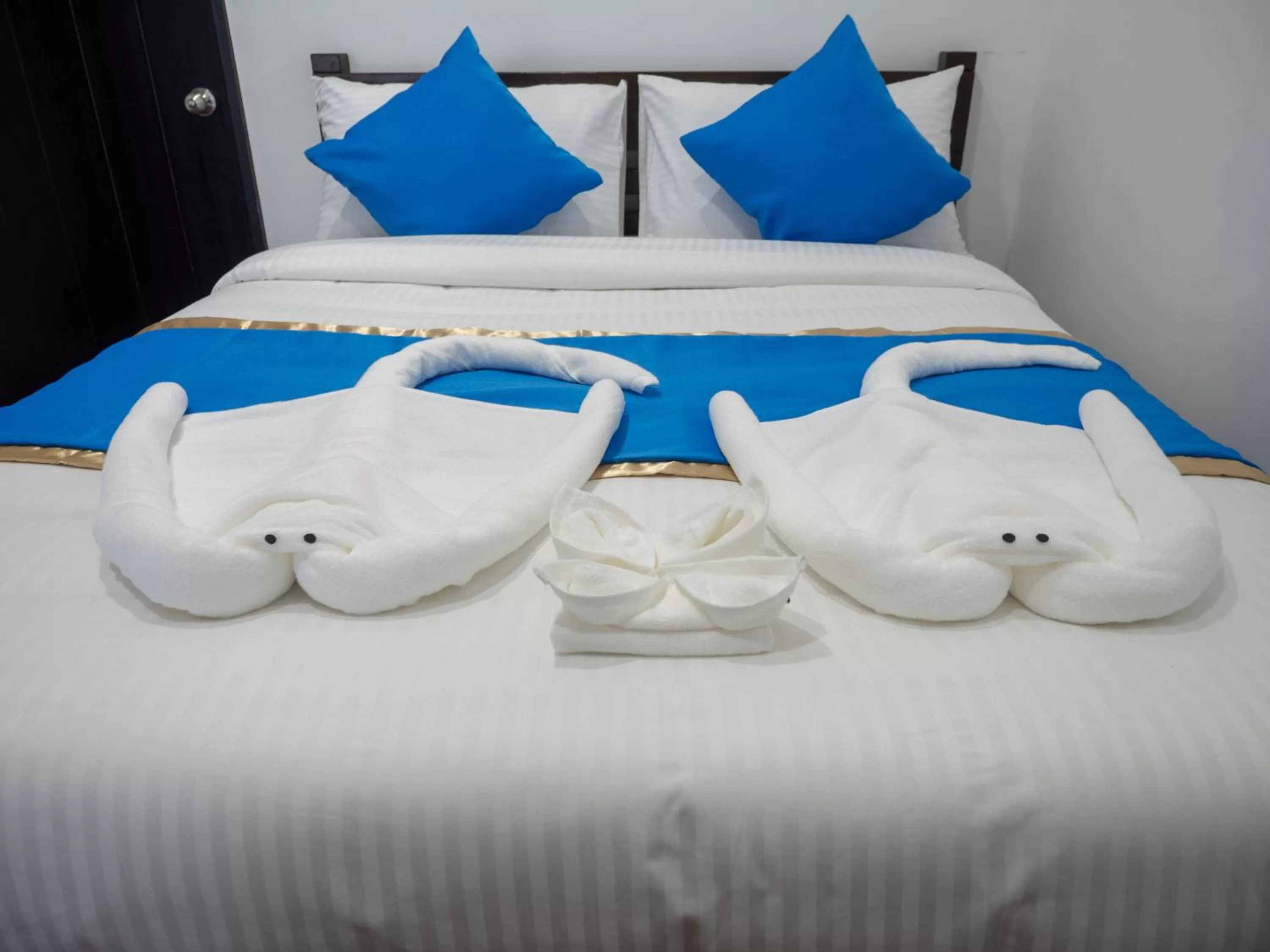 Bed in Blue Ribbon Dive Resort