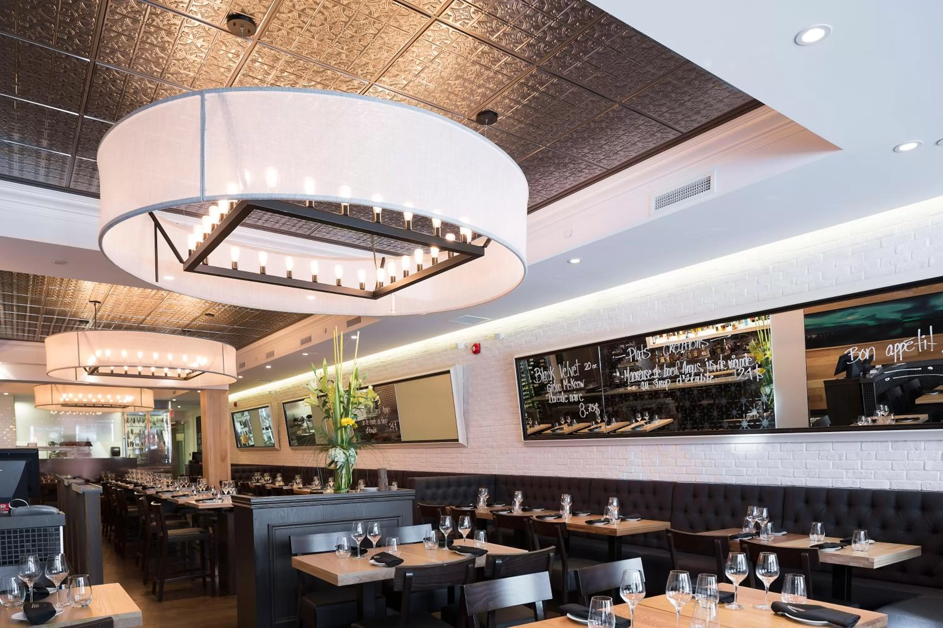 Restaurant/places to eat in Hotel Manoir Victoria