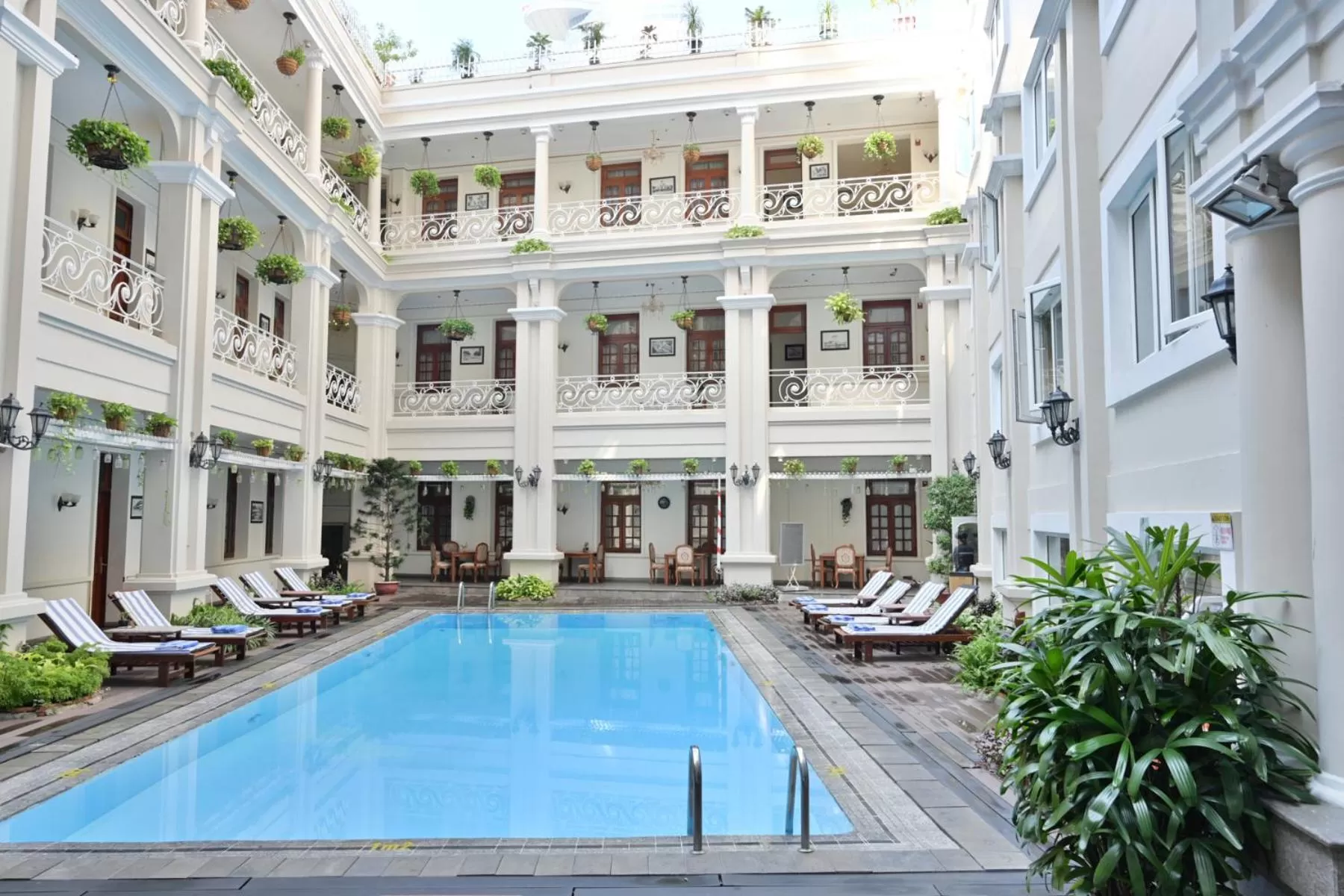 Swimming pool in Hotel Grand Saigon