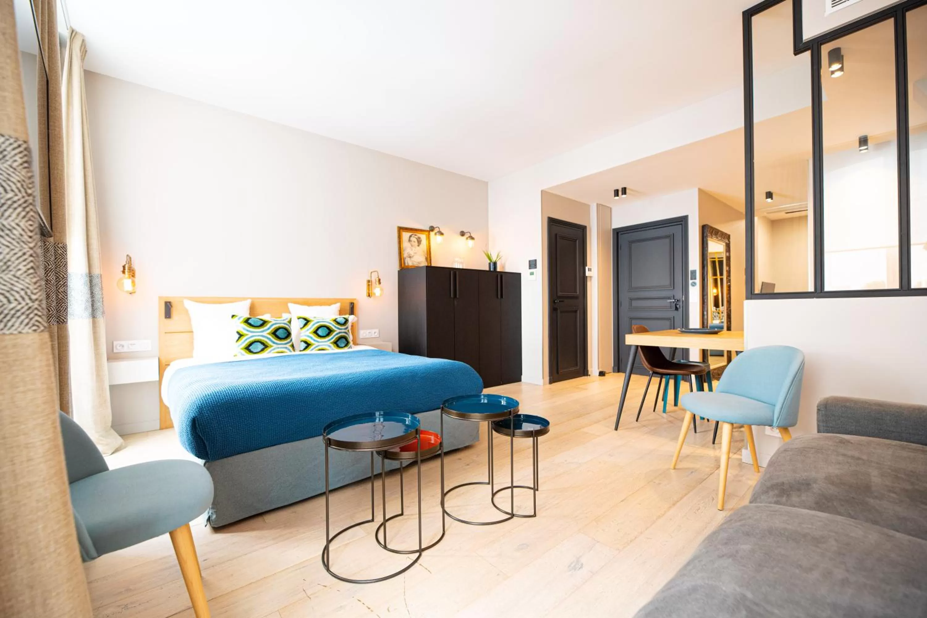 Communal lounge/ TV room in Résidence du Louvre