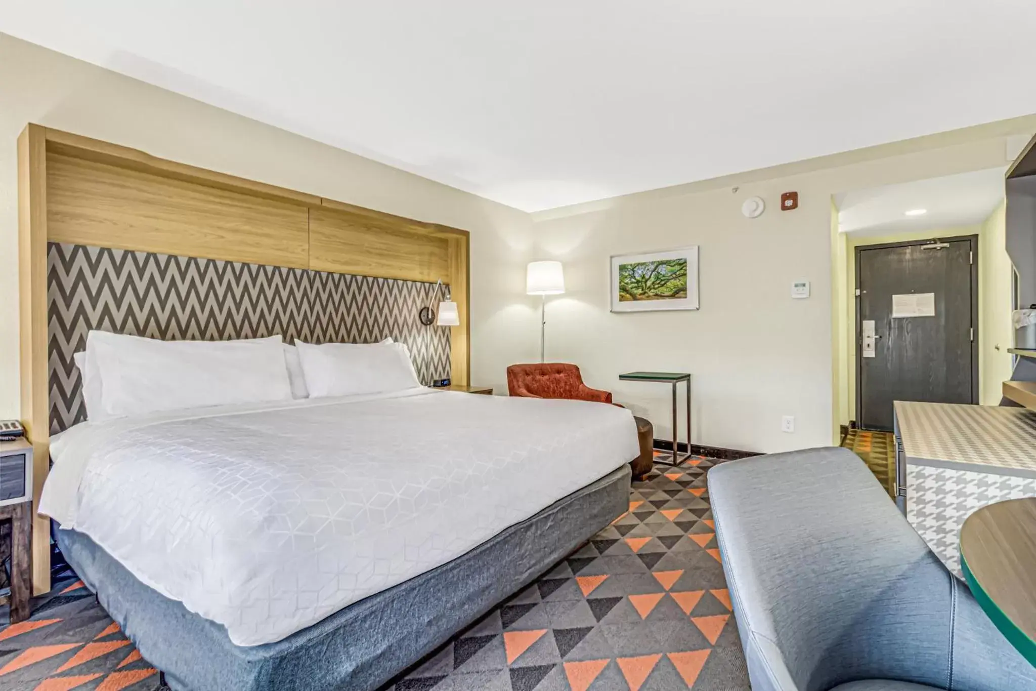 Standard King Room with Mobility Accessible Tub in Holiday Inn Spartanburg Northwest Standard King Room with Mobility Accessible Tub in Holiday Inn Spartanburg Northwest