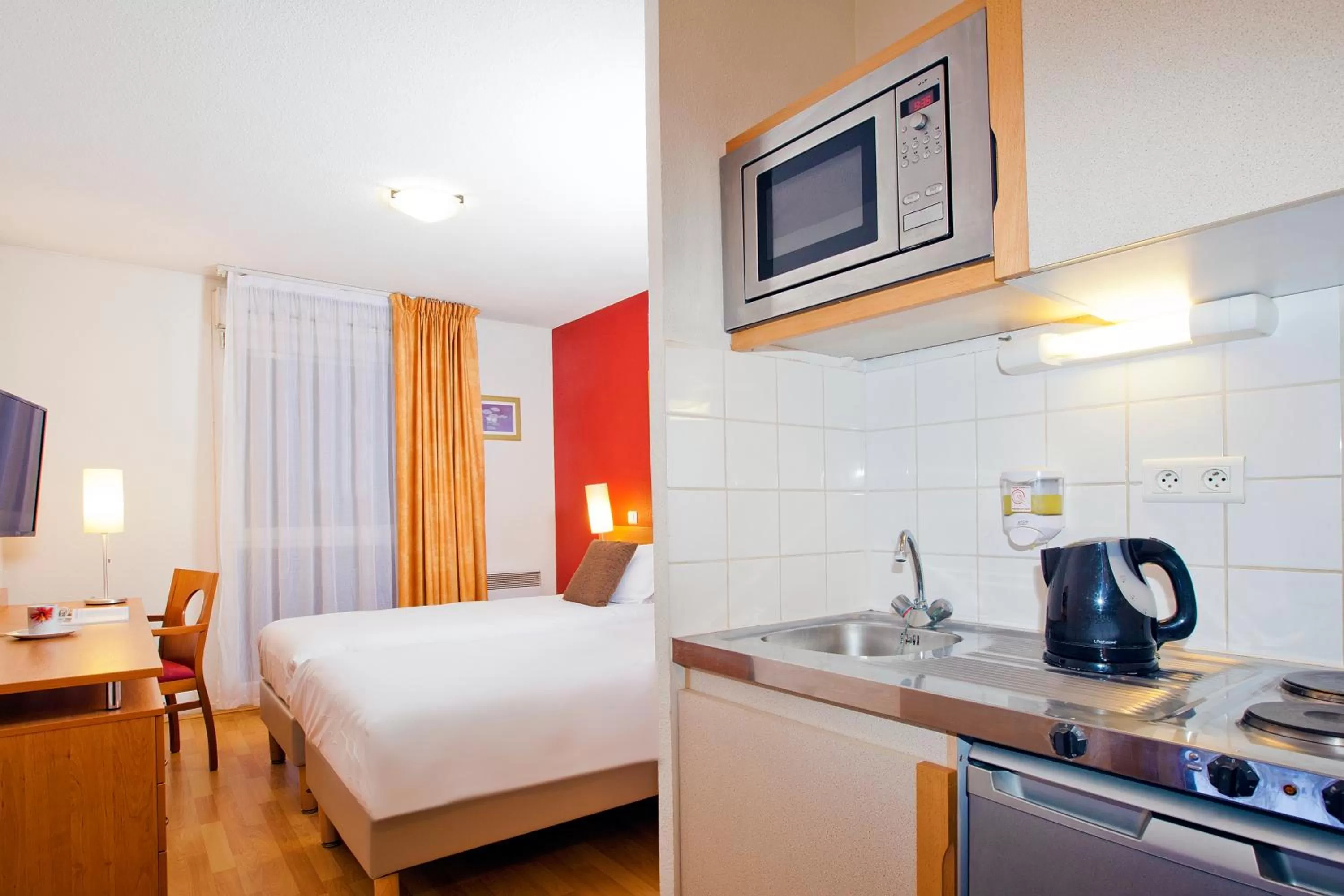 Kitchen or kitchenette in Séjours & Affaires Rouen Normandie