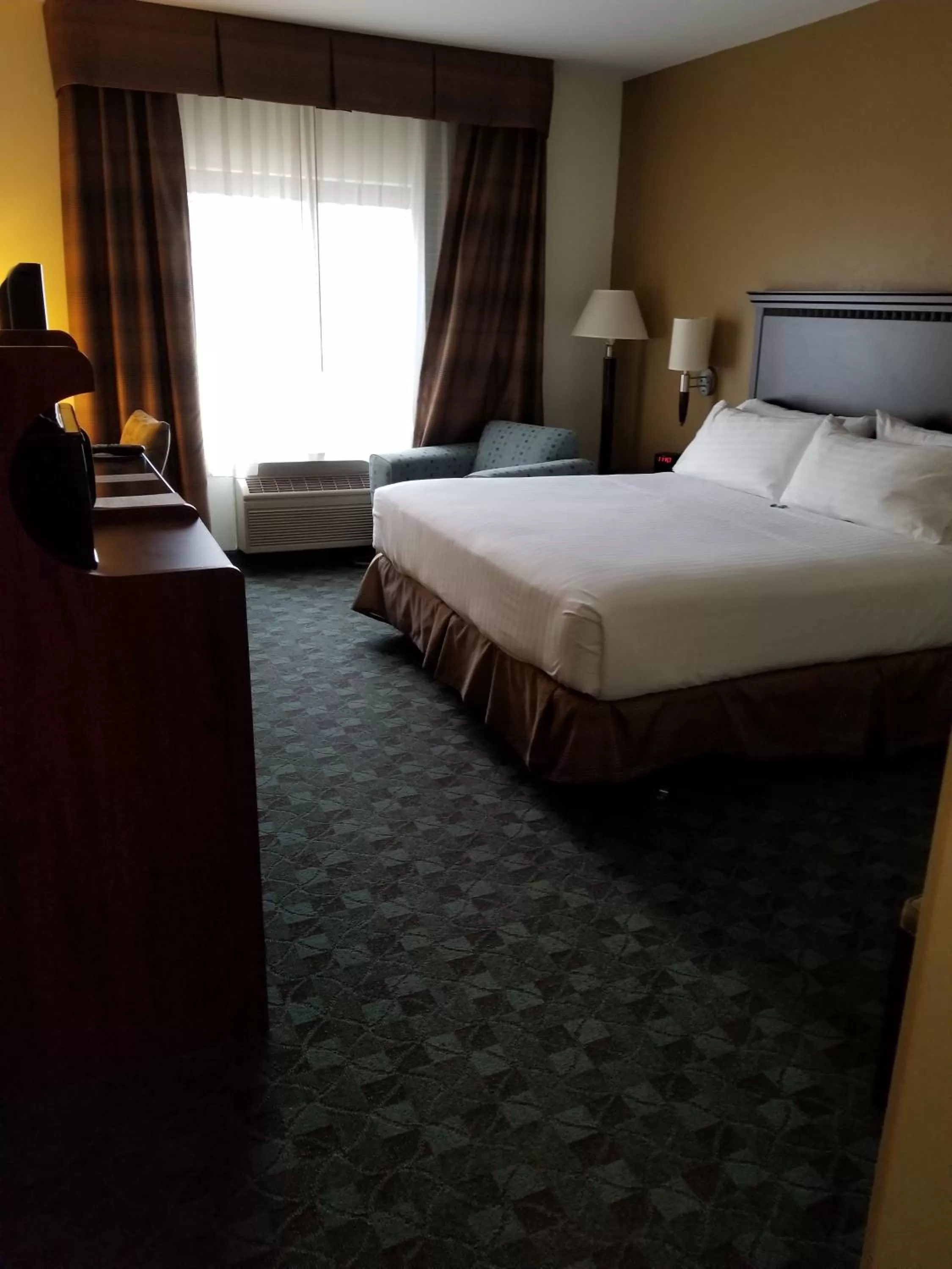 Bed in Holiday Inn Express Hotel & Suites Canton by IHG