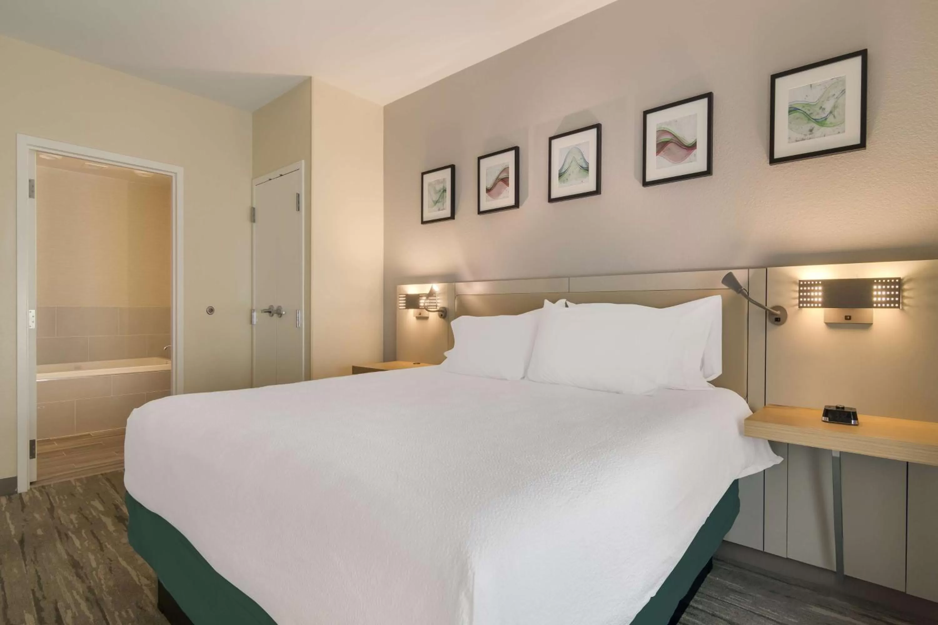 Bed in Hilton Garden Inn Madison West/Middleton