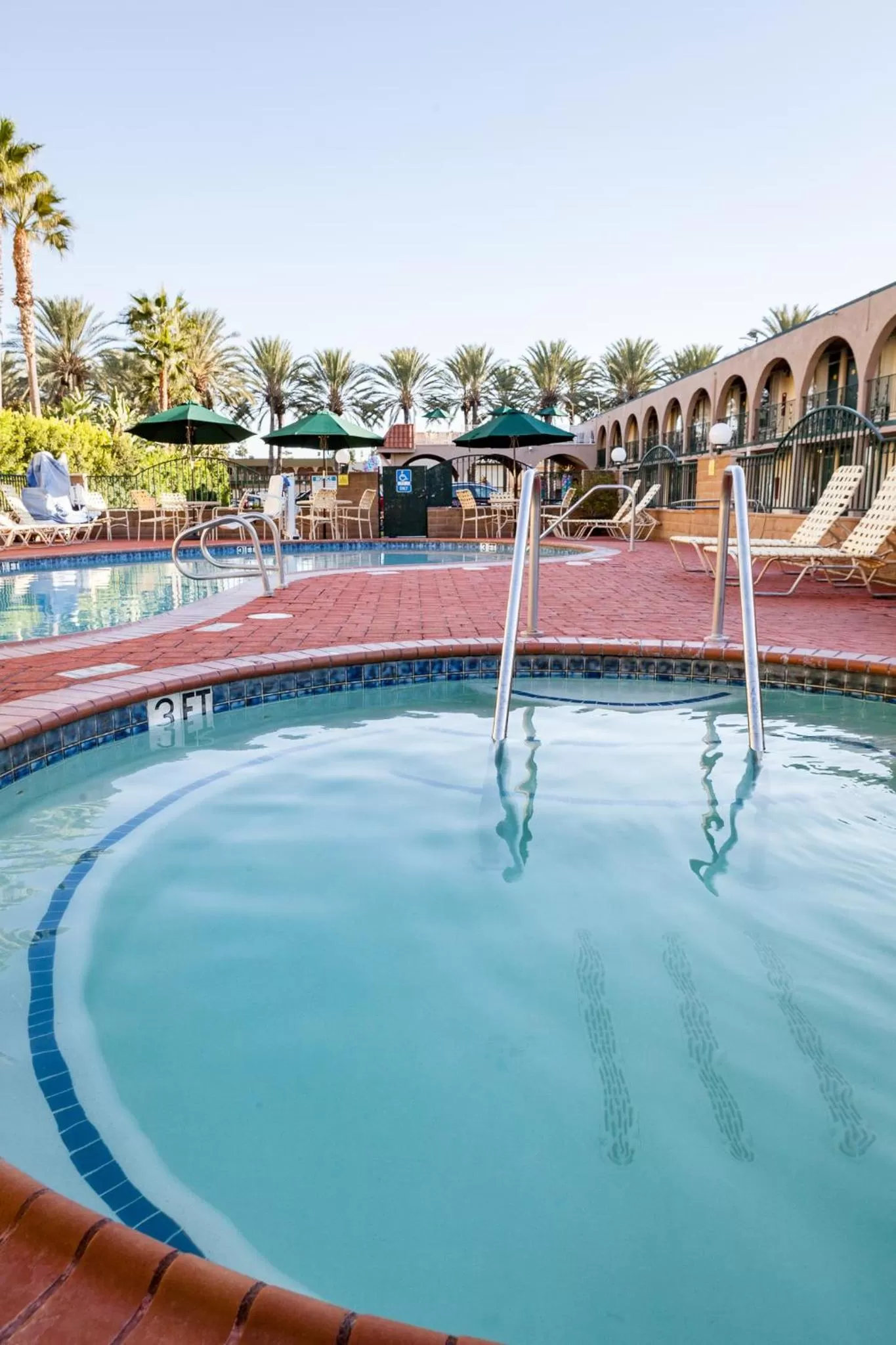 Swimming pool in Kings Inn Anaheim at The Park & Convention Center