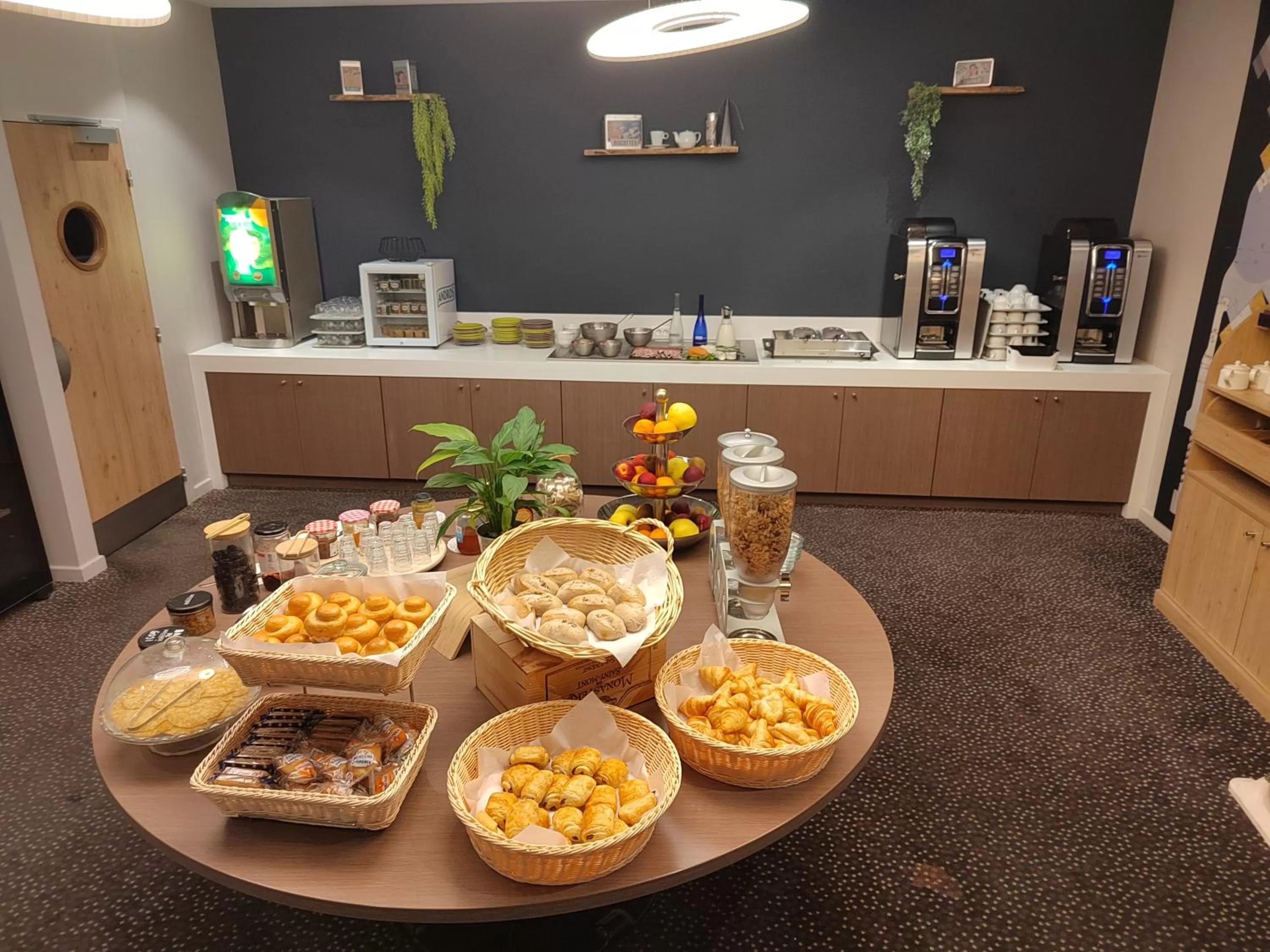 Buffet breakfast in Hostellerie Saint Vincent Beauvais Aeroport