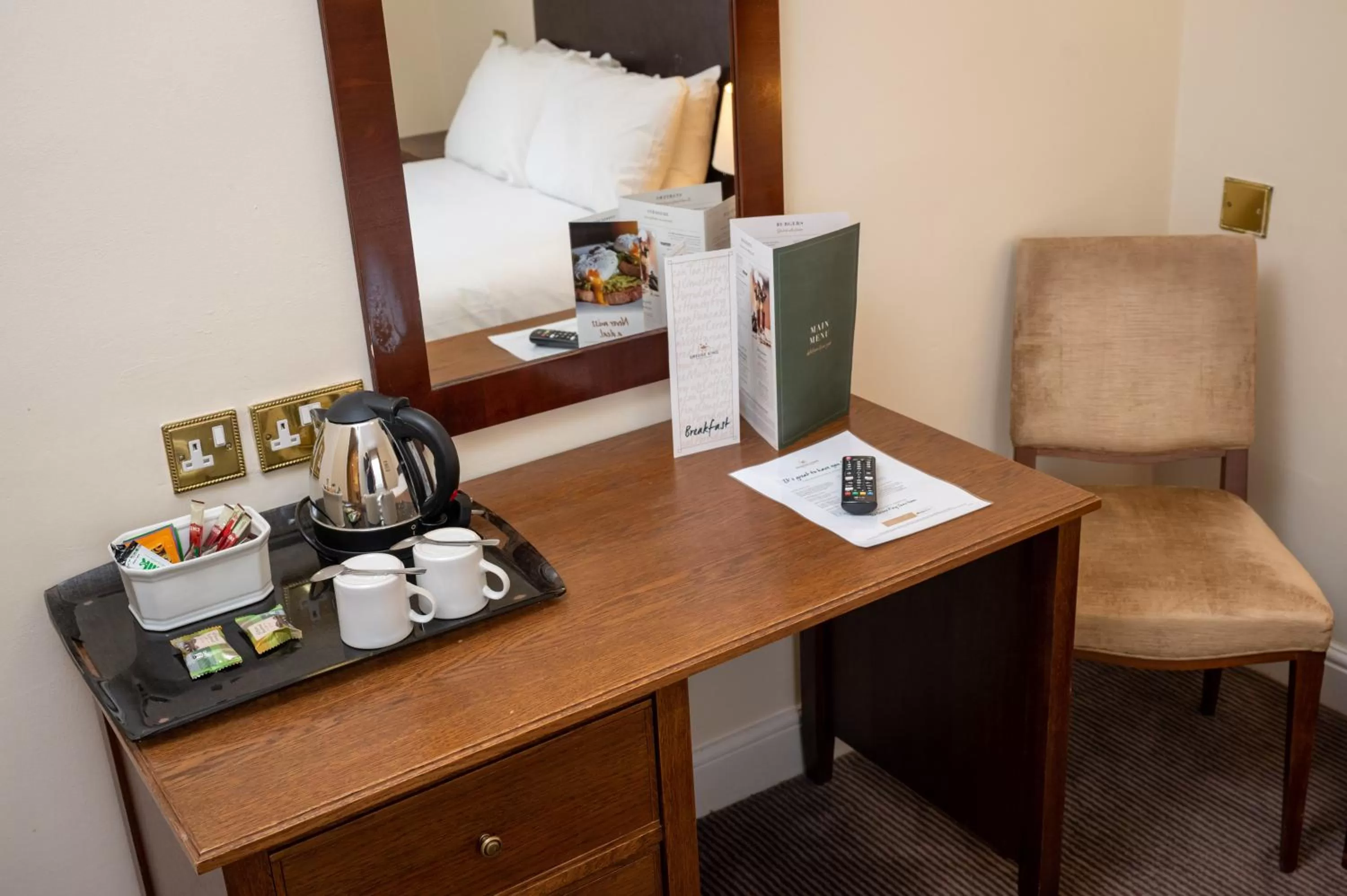 Coffee/tea facilities in Castle and Ball by Greene King Inns