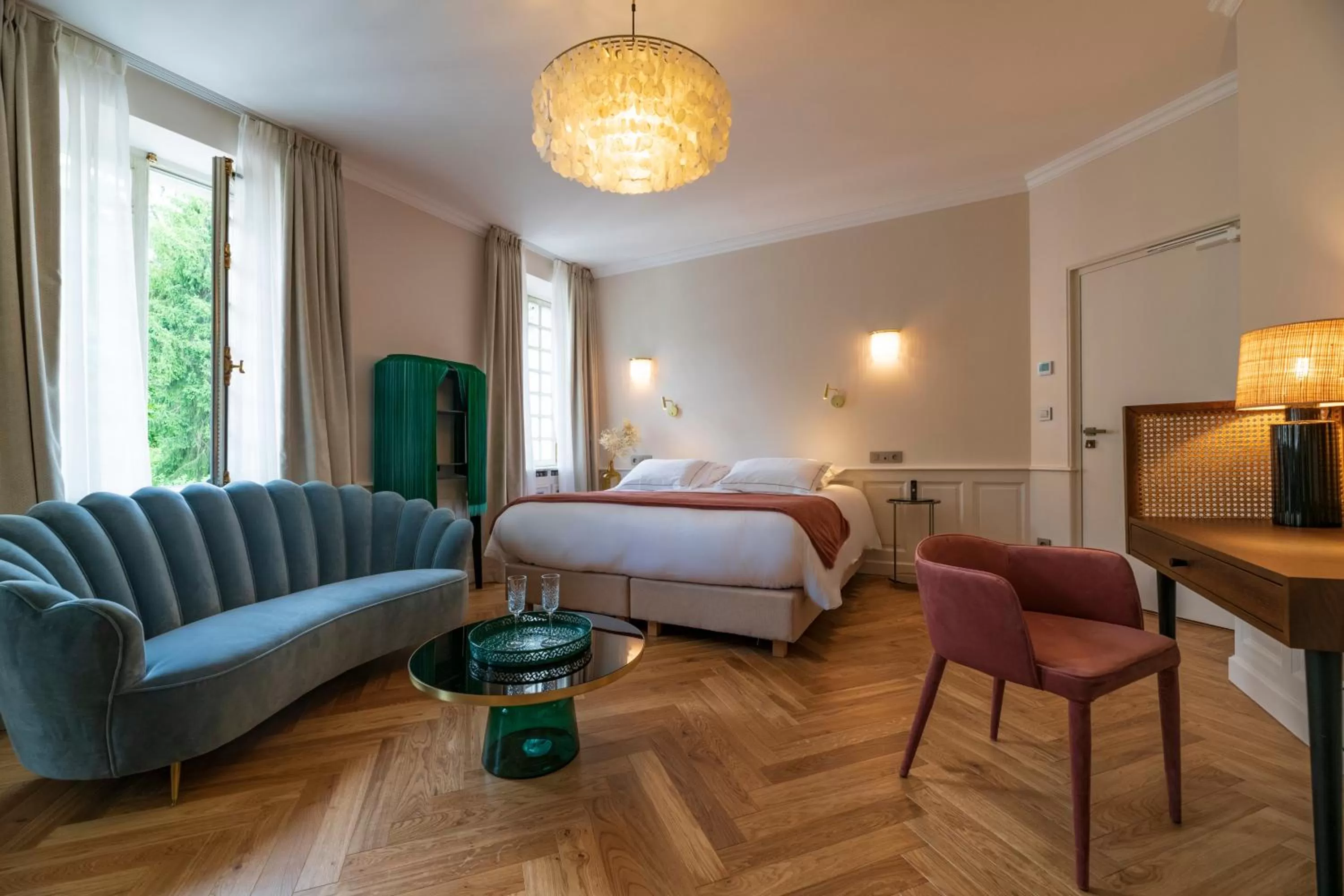 Photo of the whole room, Bed in Belle Epoque