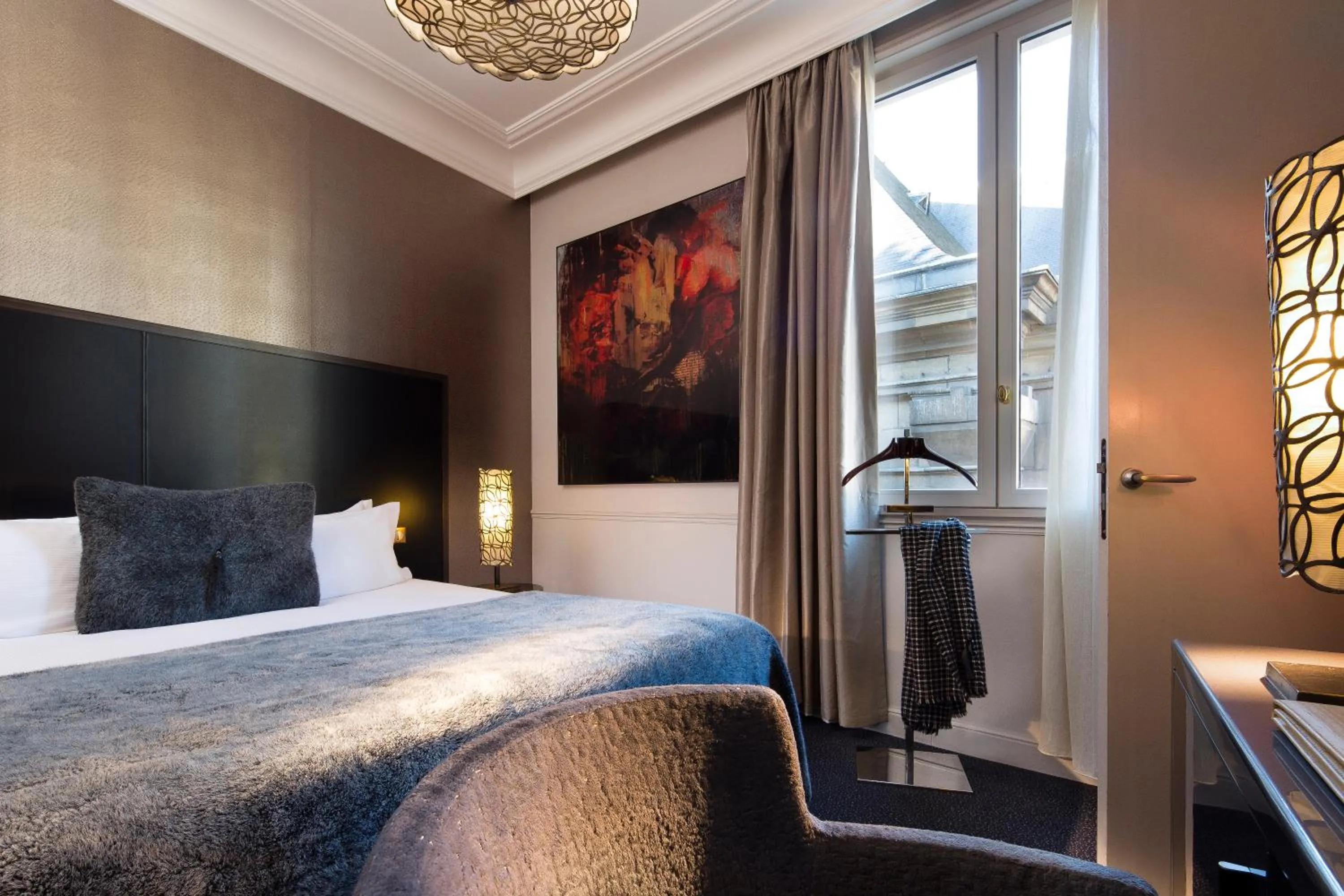 Photo of the whole room, Bed in Hotel Lumen Paris Louvre