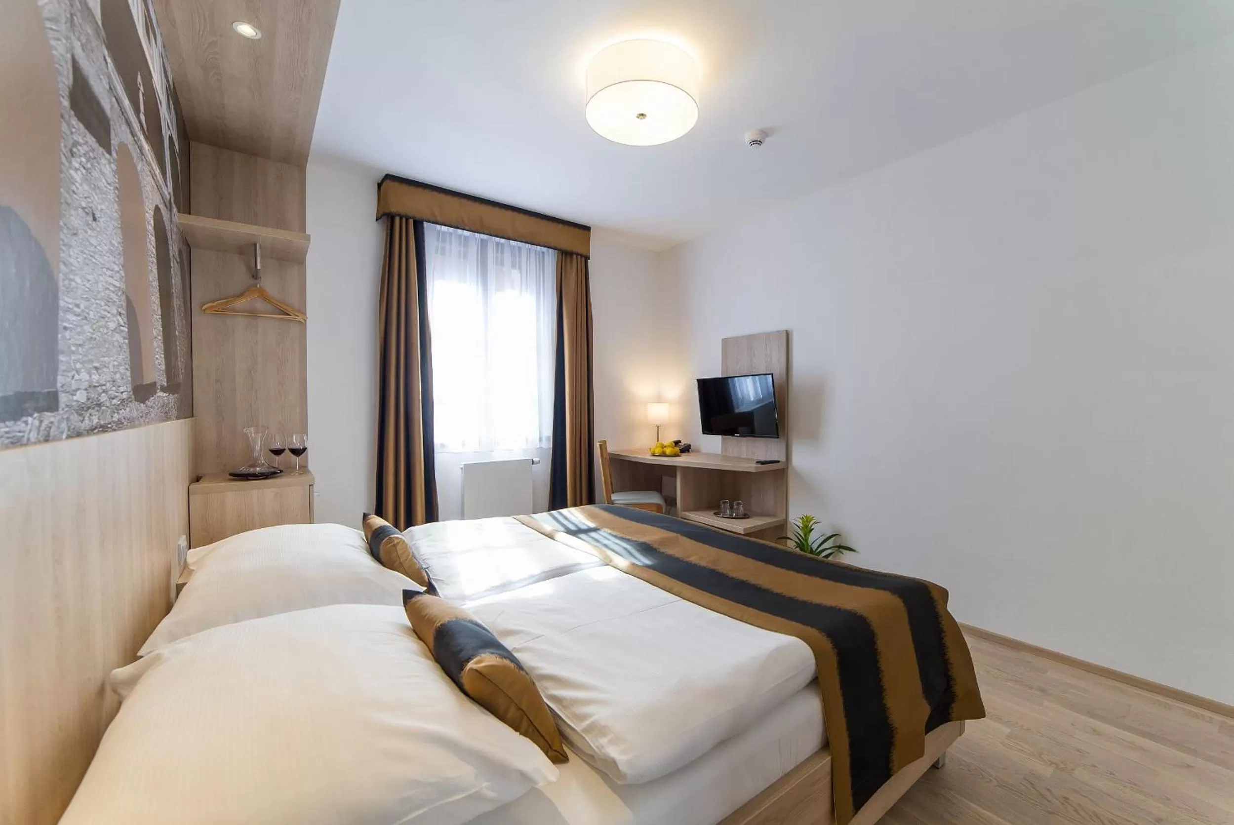 Bed in Garni hotel Castle Bridge