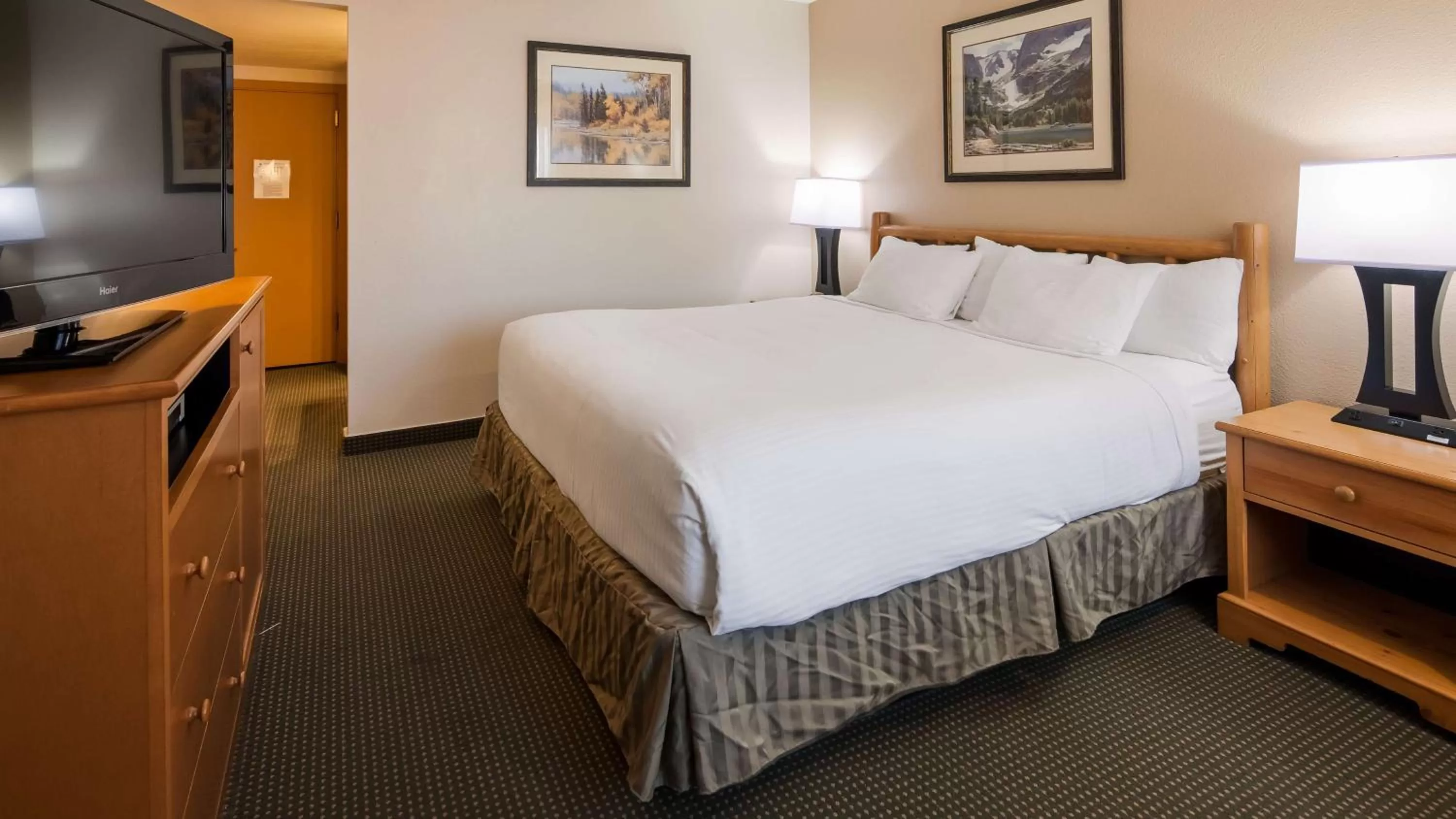 Photo of the whole room, Bed in Best Western Sheridan Center