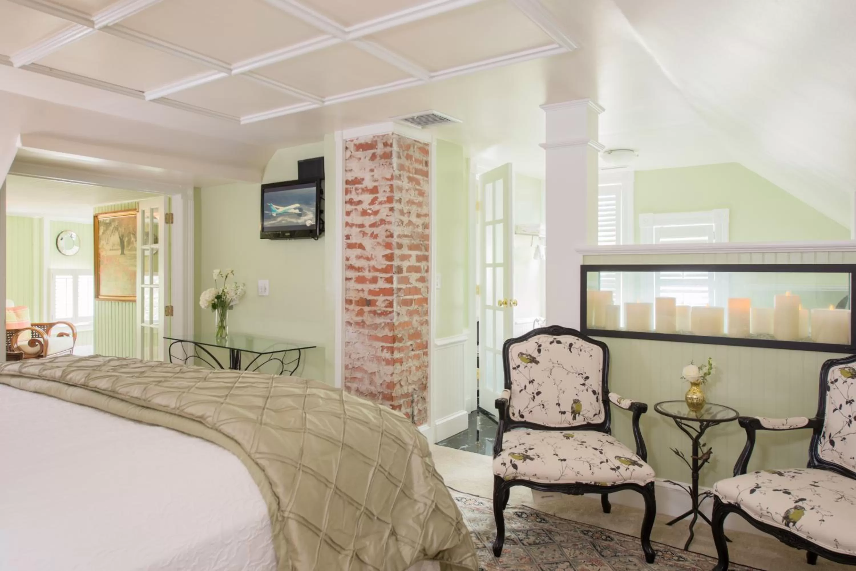 Seating area, Bed in White Doe Inn Bed & Breakfast