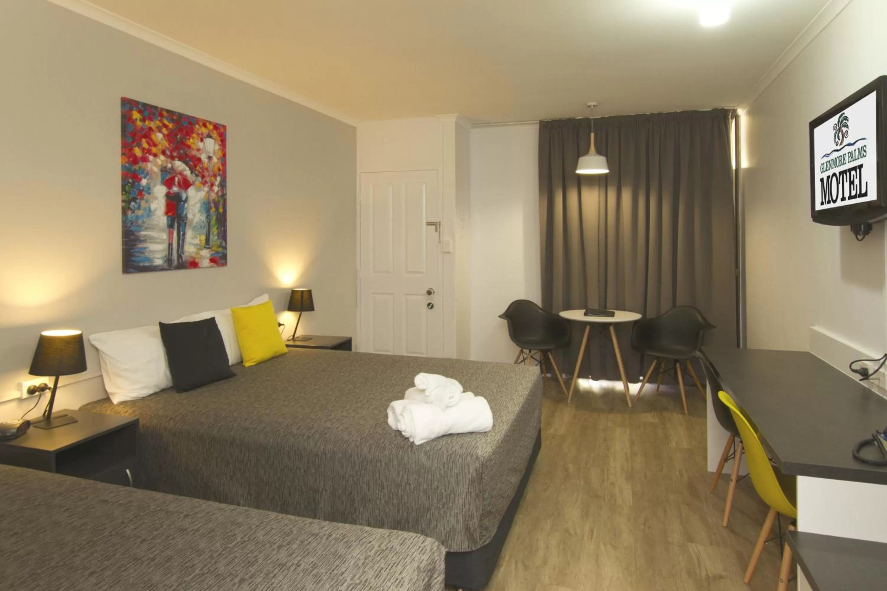 Photo of the whole room, Bed in Glenmore Palms Motel