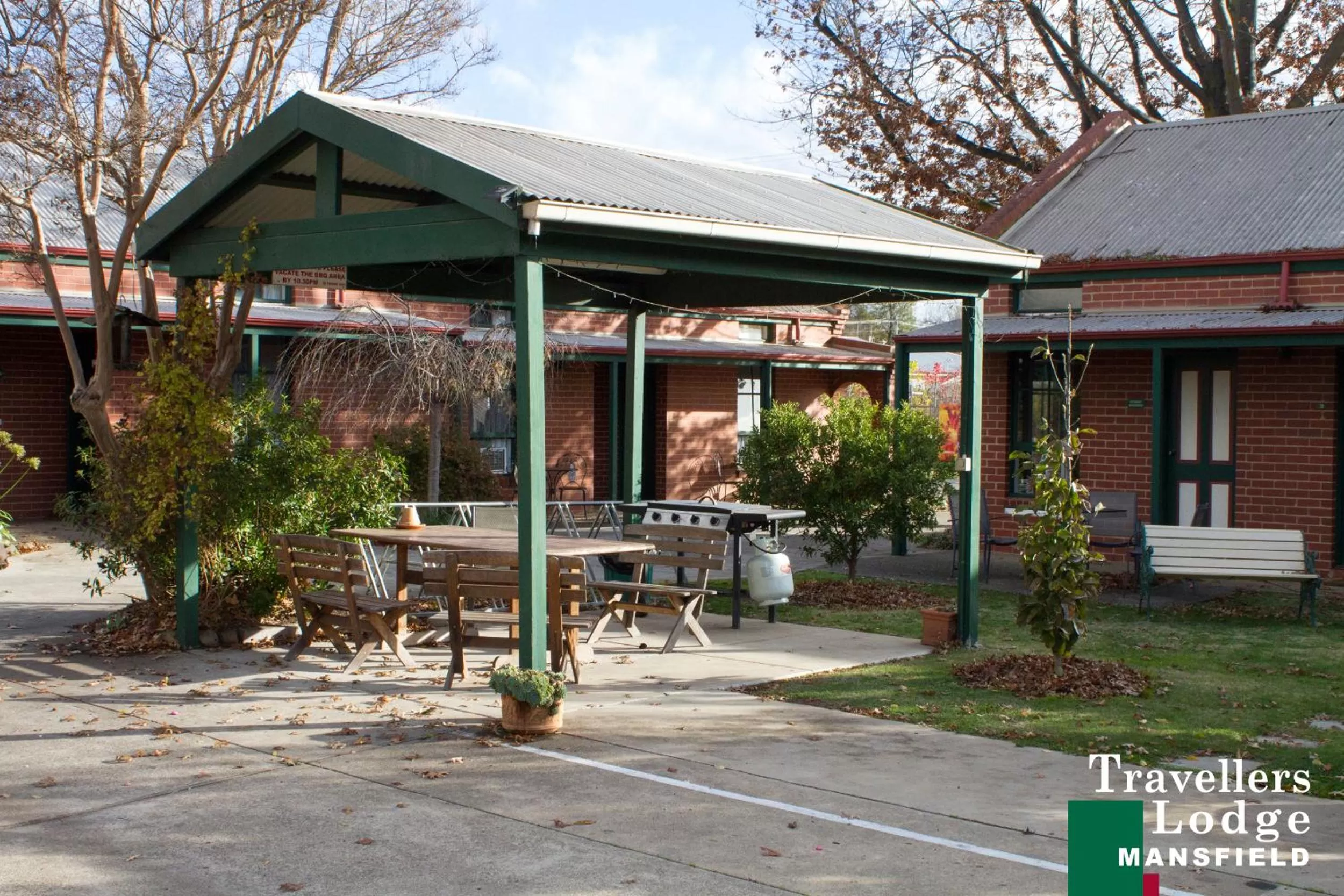 BBQ facilities, Patio/Outdoor Area in Mansfield Travellers Lodge
