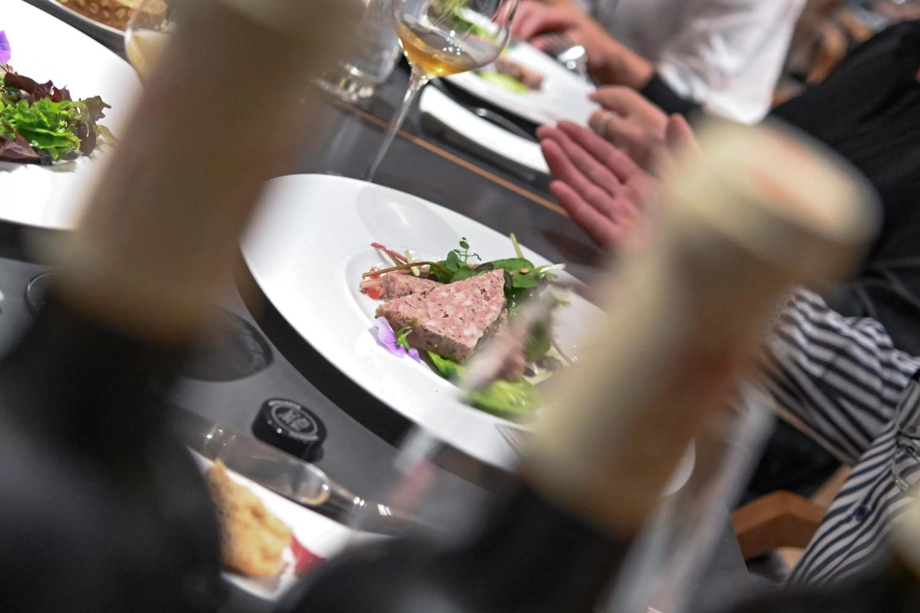 Restaurant/places to eat in Sleepwood Hotel