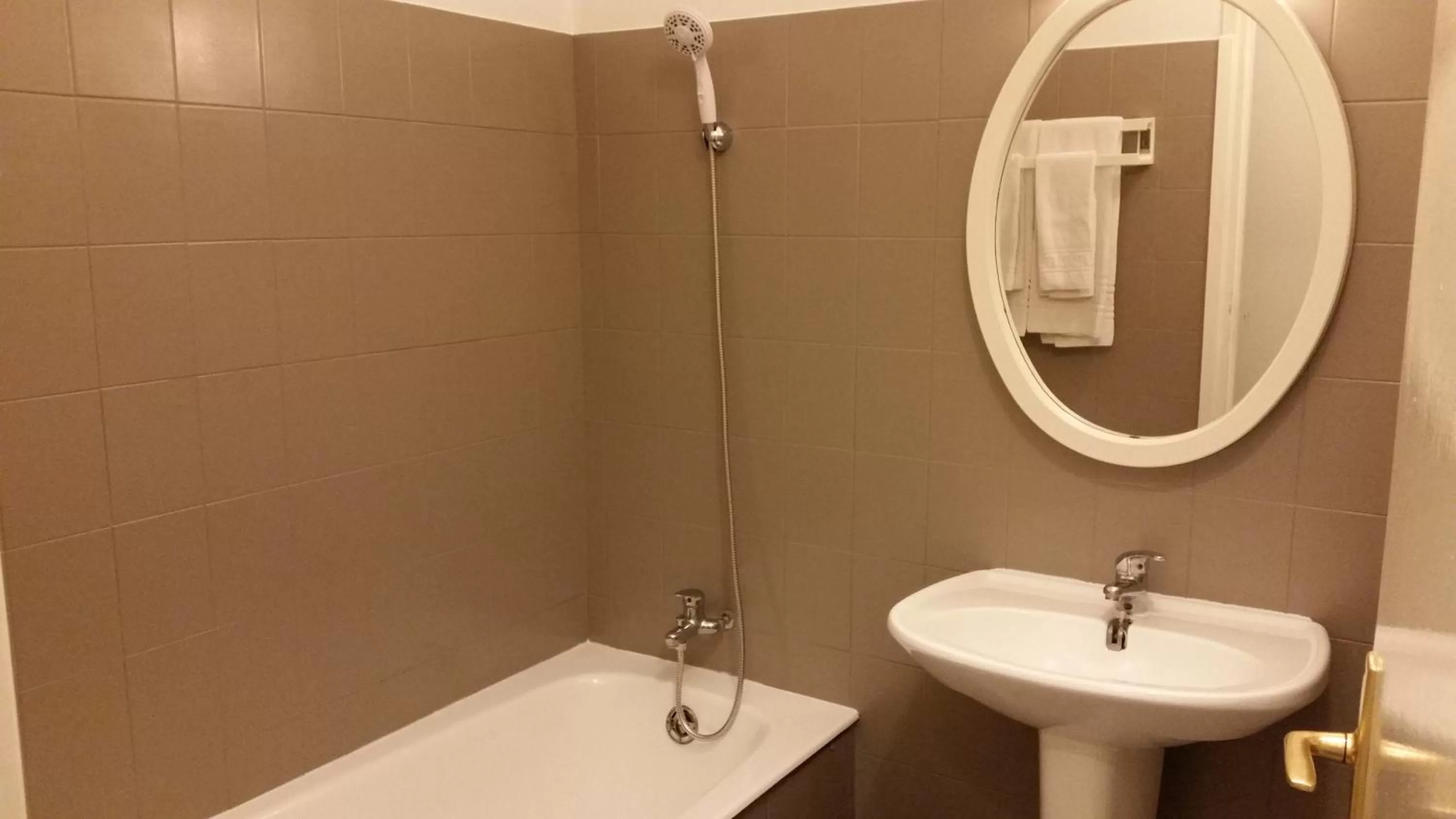 Bathroom in Le Neoulous