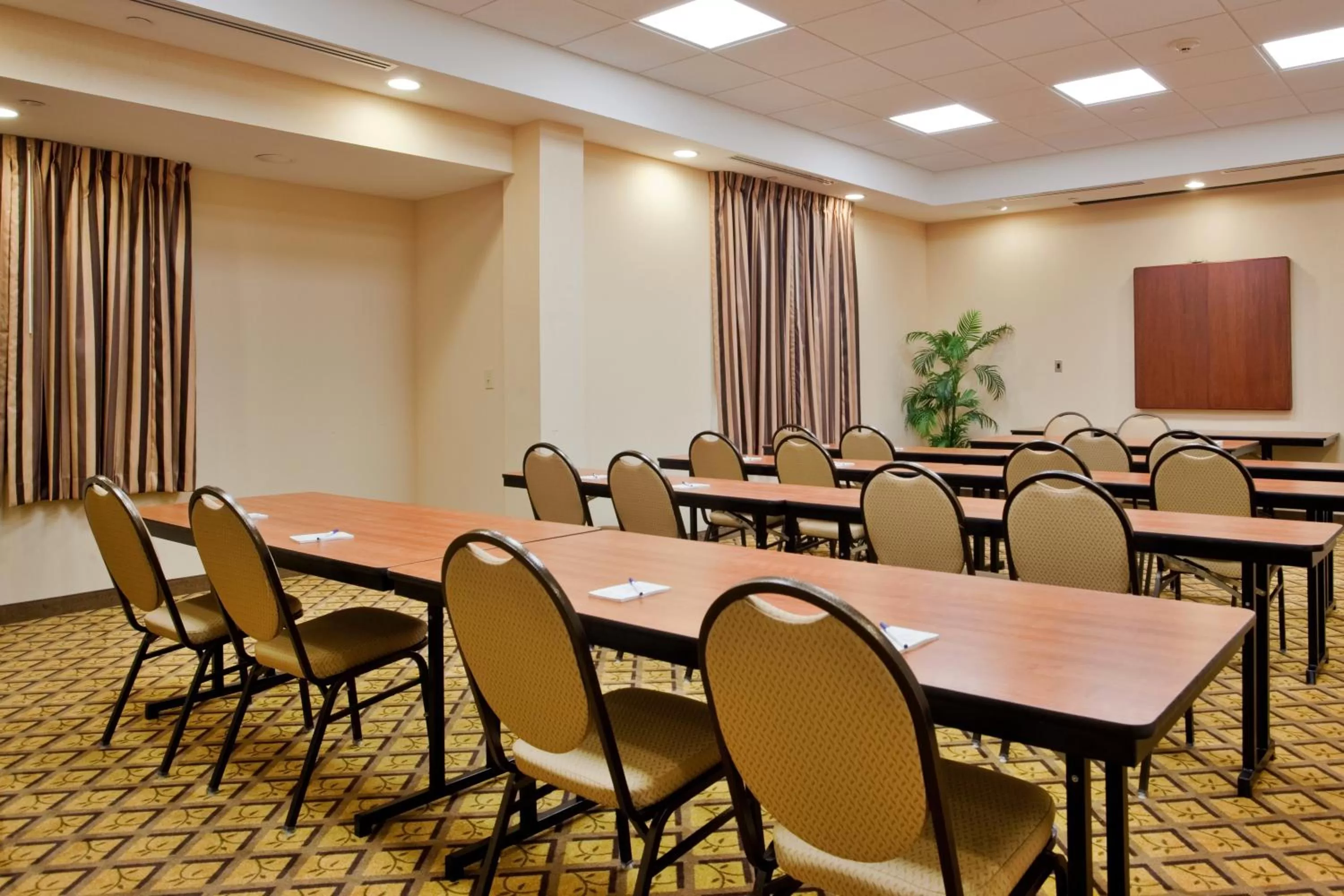 Meeting/conference room in Candlewood Suites Norfolk Airport by IHG