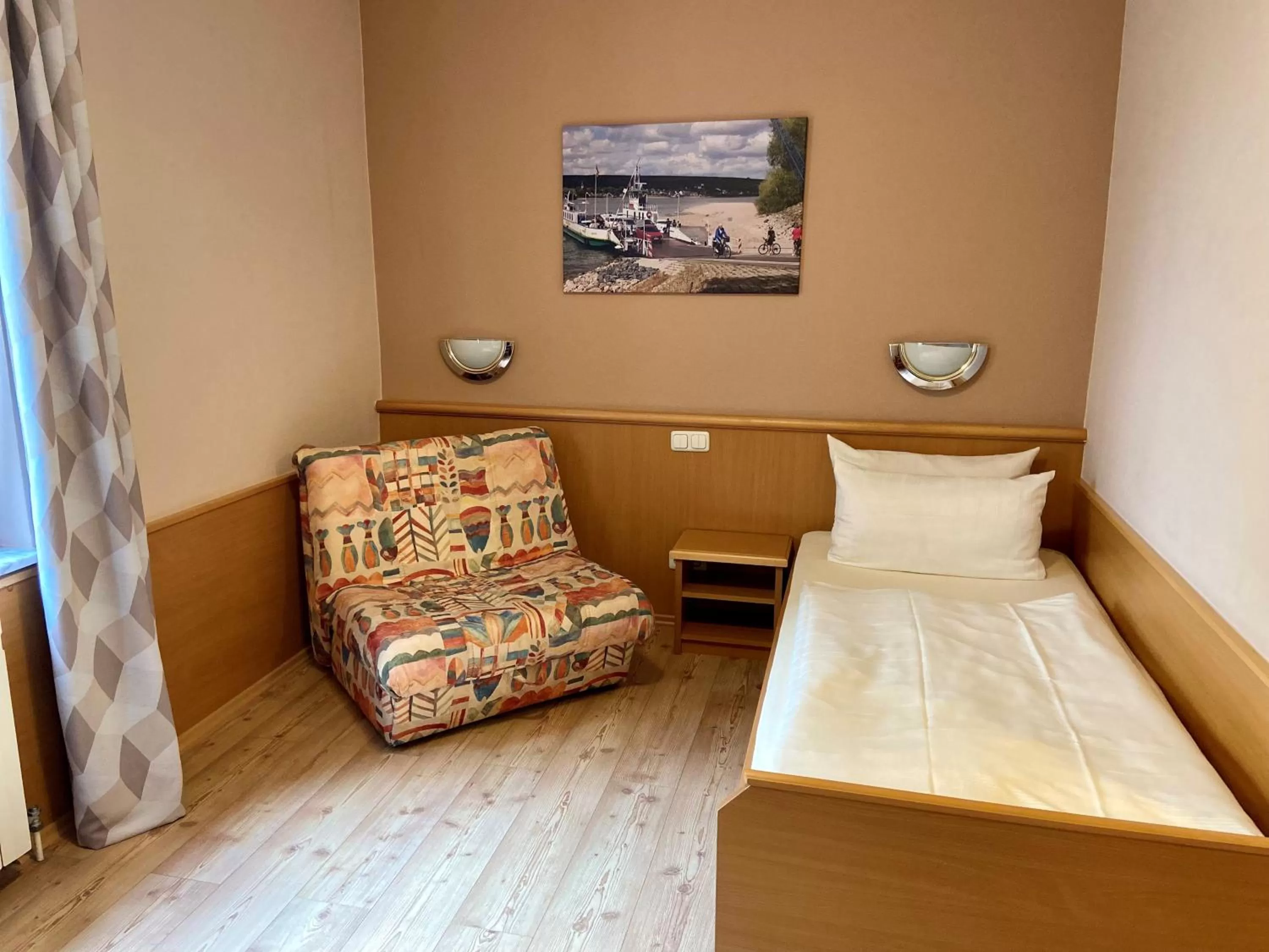 Bathroom, Bed in Hotel Bett & Frühstück