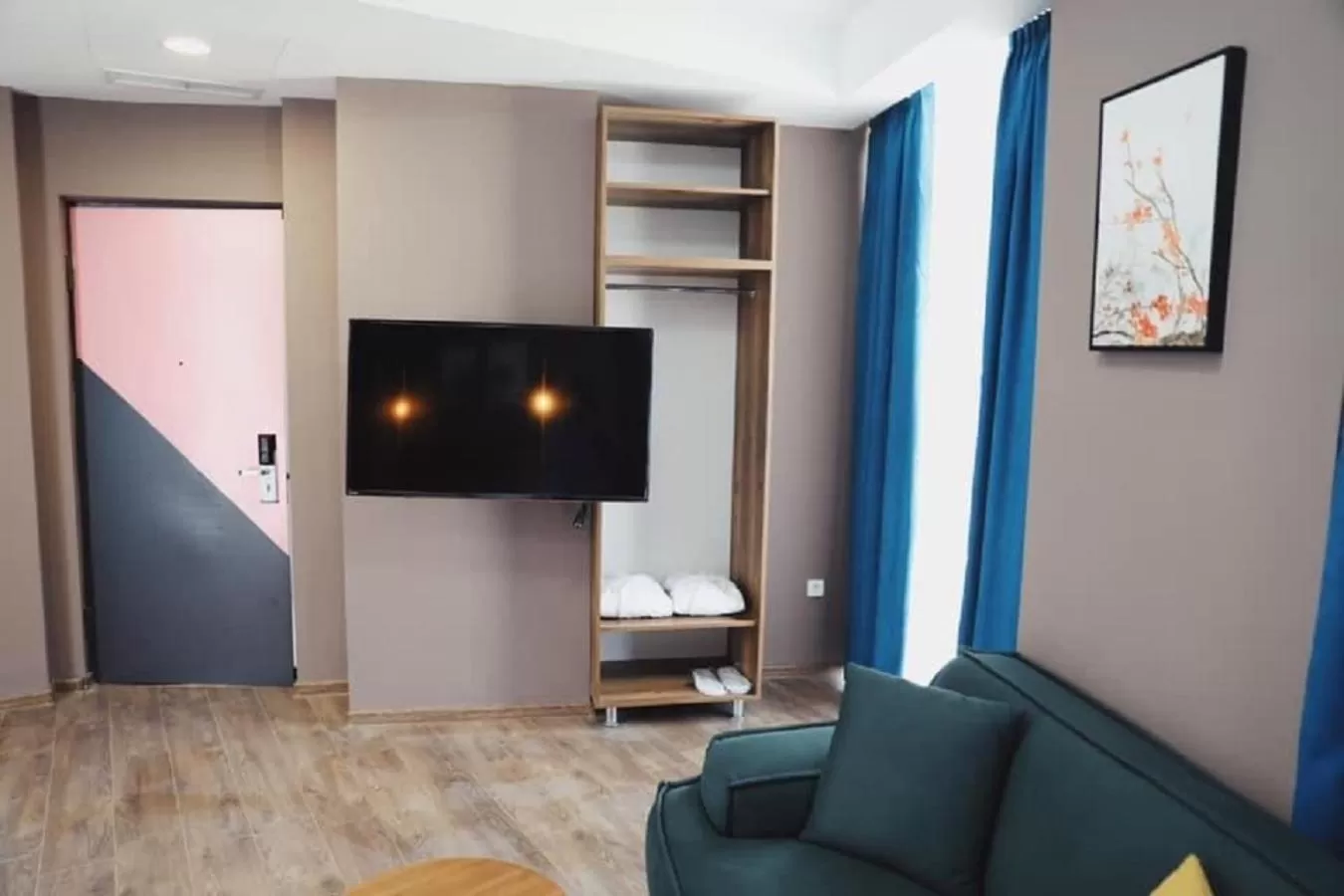 Communal lounge/ TV room, TV/Entertainment Center in Hotel Linge