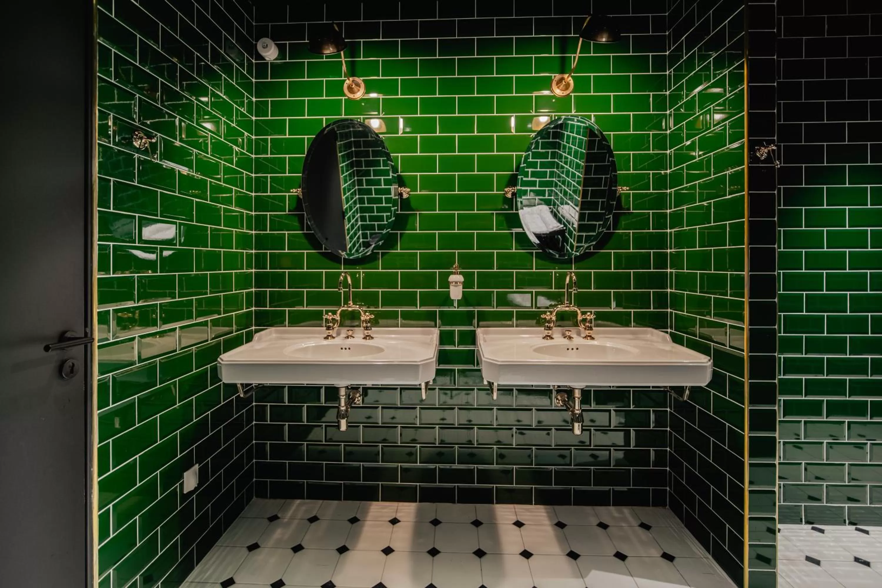 Toilet in ibis Styles Castelnaudary